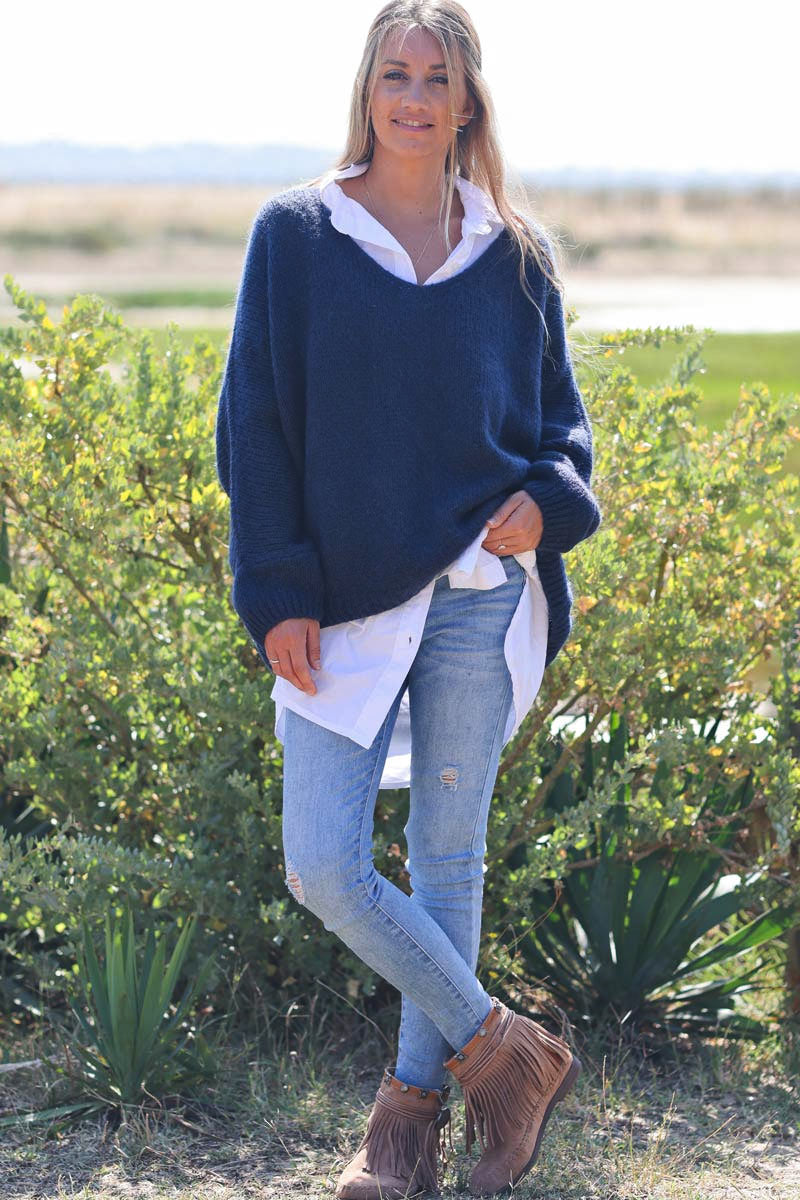 Pull bleu marine en maille col v manches chauve souris