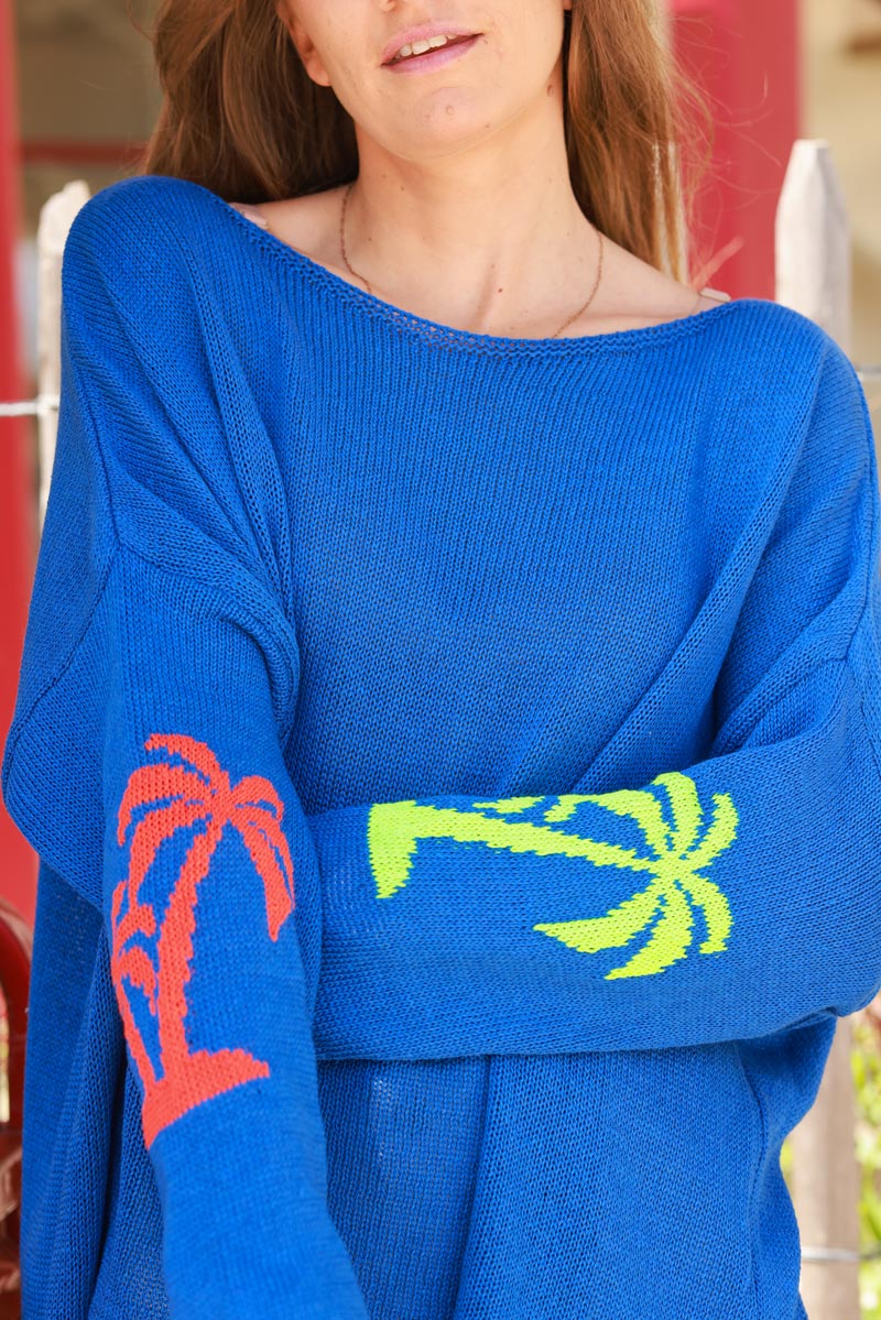 Pull bleu roi en petite maille coton mélangé motifs palmiers colorés coudes et dos