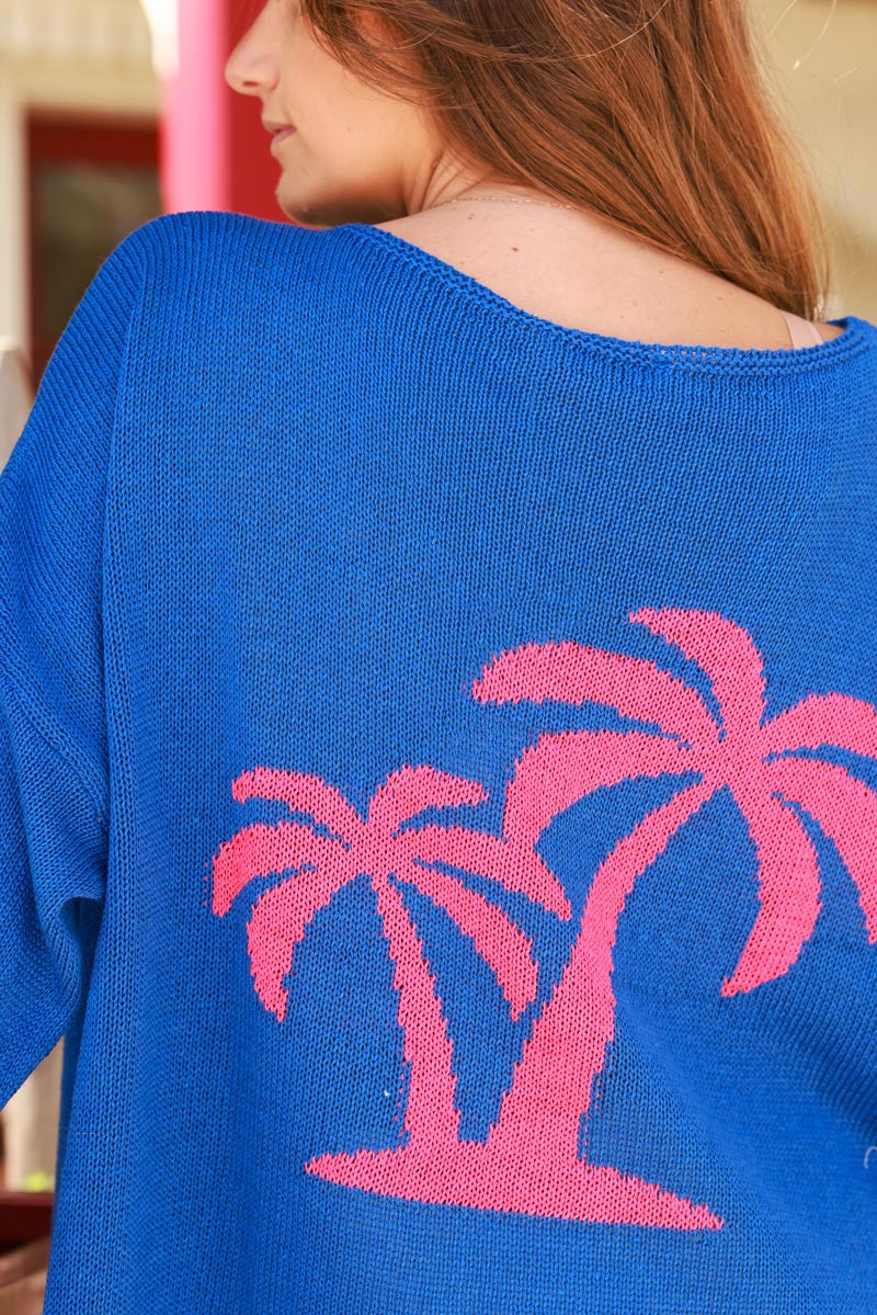 Pull bleu roi en petite maille coton mélangé motifs palmiers colorés coudes et dos