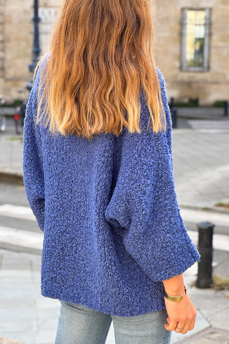 Suéter azul marino de punto grueso de alpaca bouclé con mangas murciélago y cuello en V