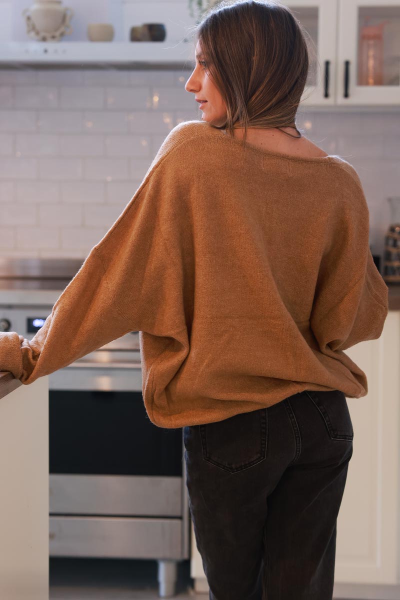 Pull camel petite maille col v broderie cœur léopard