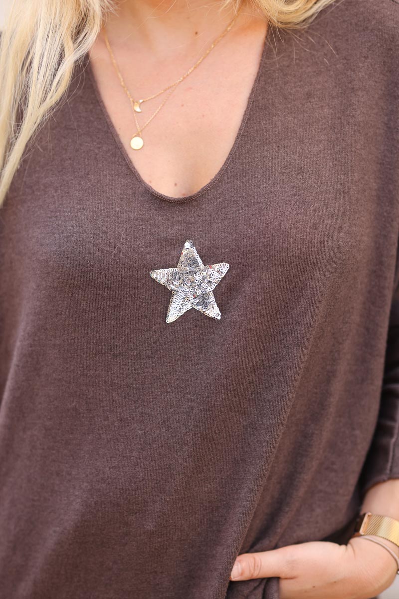 Pull chocolat col v petite etoile sequins c176 (1)