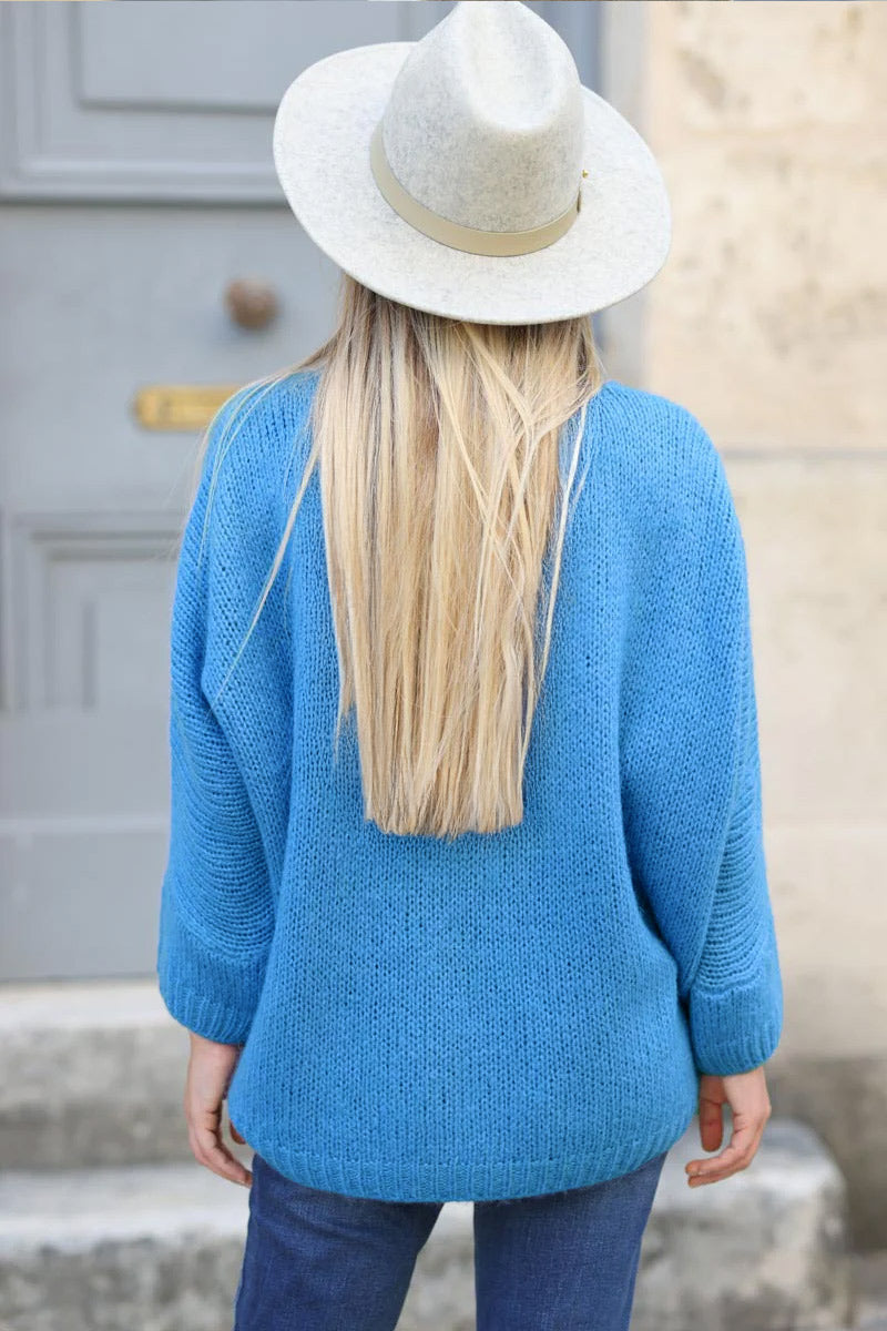 Pull bleu jean en maille col v manches chauve souris