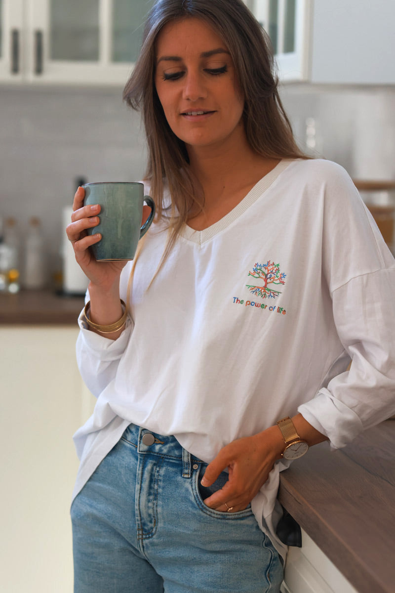 Pull en coton blanc broderie arbre de vie multicolore col V
