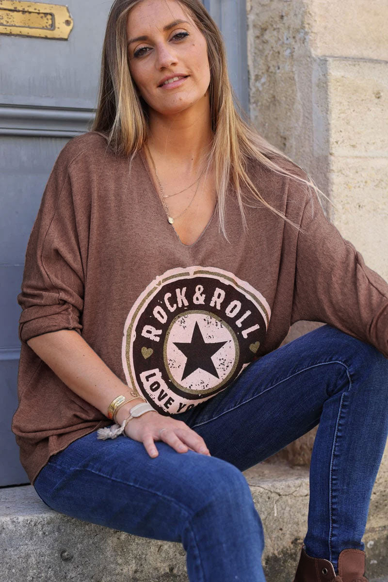 Pull marron col V doux et confortable logo “Rock and Roll” étoile