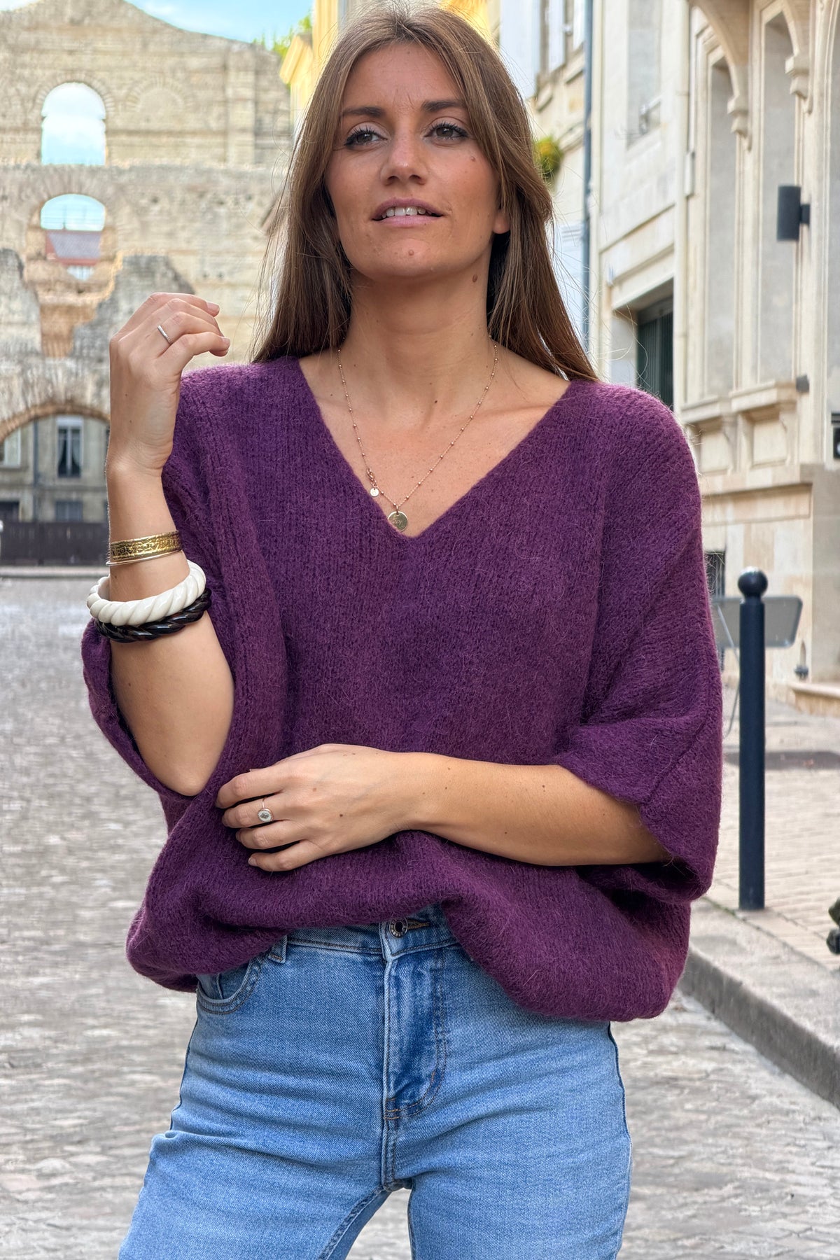 Pull doux en maille alpaga aubergine manches chauve-souris col v