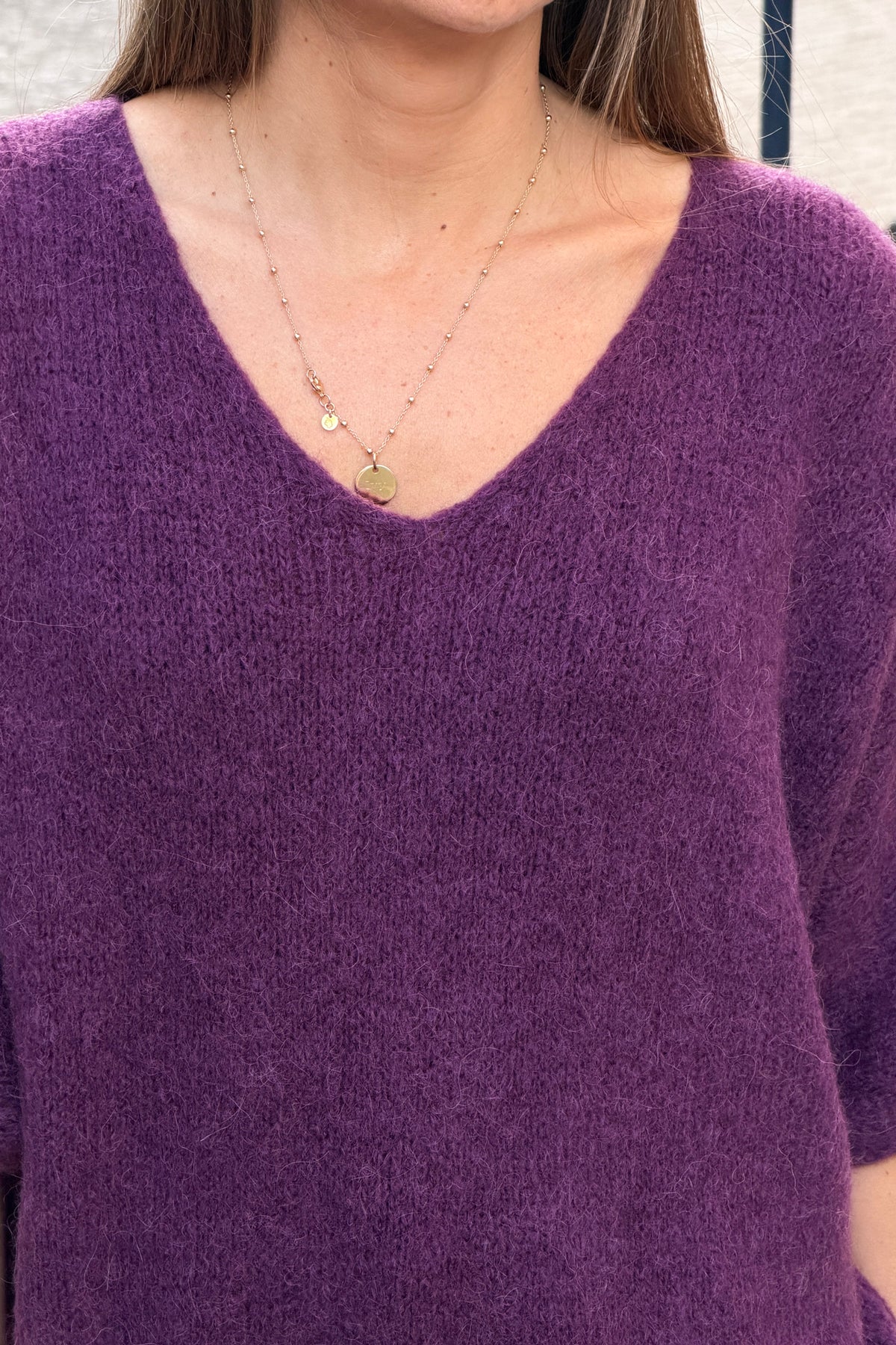 Pull doux en maille alpaga aubergine manches chauve-souris col v