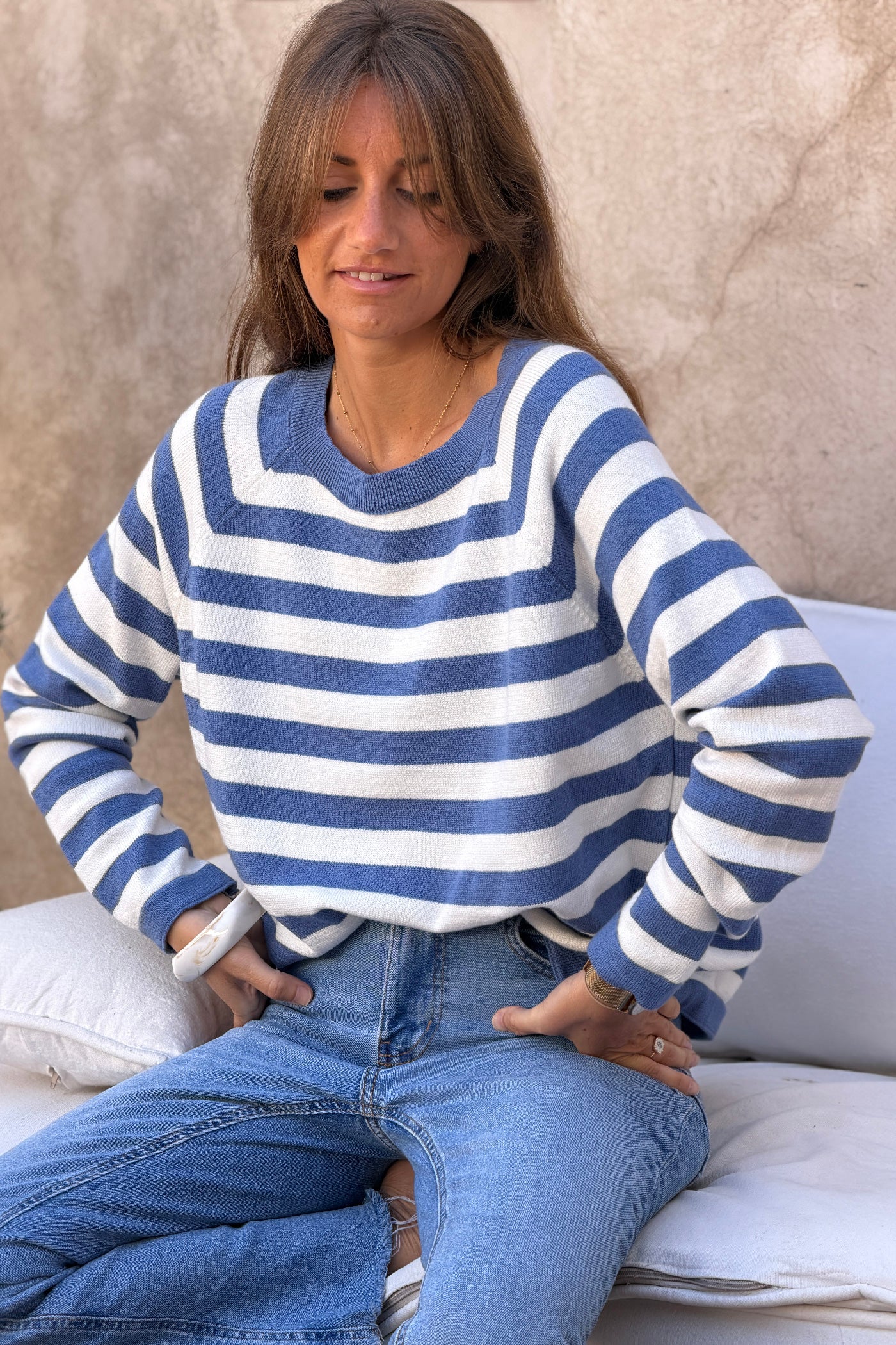 Pull doux en petite maille à rayures bleu jean col rond