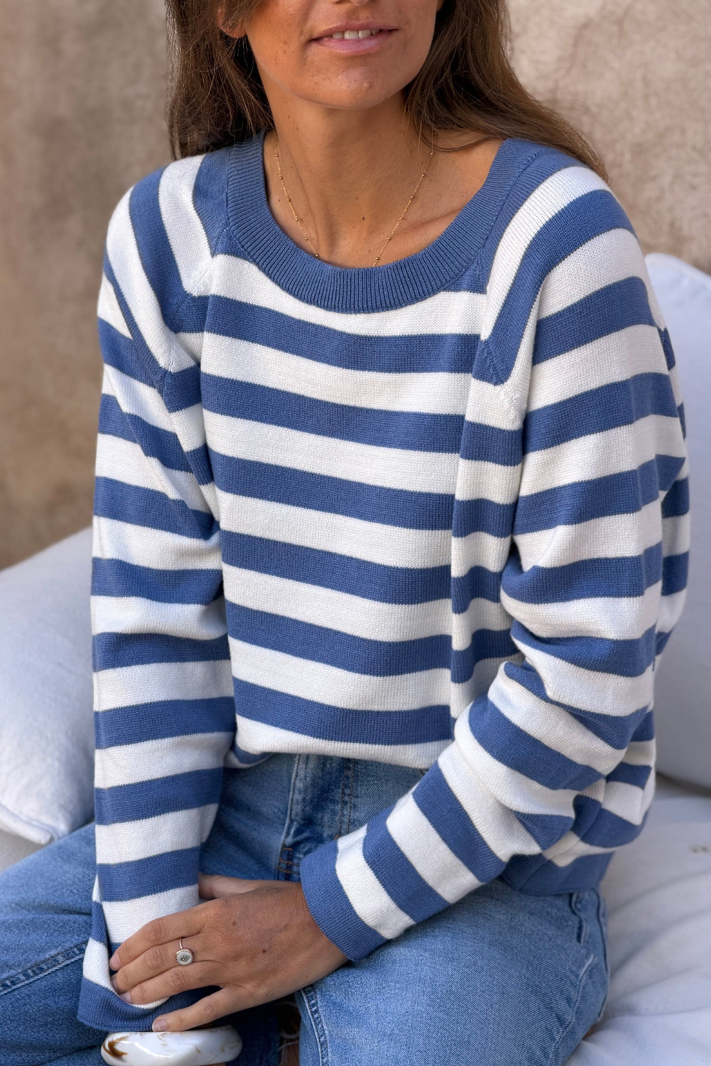 Pull doux en petite maille à rayures bleu jean col rond