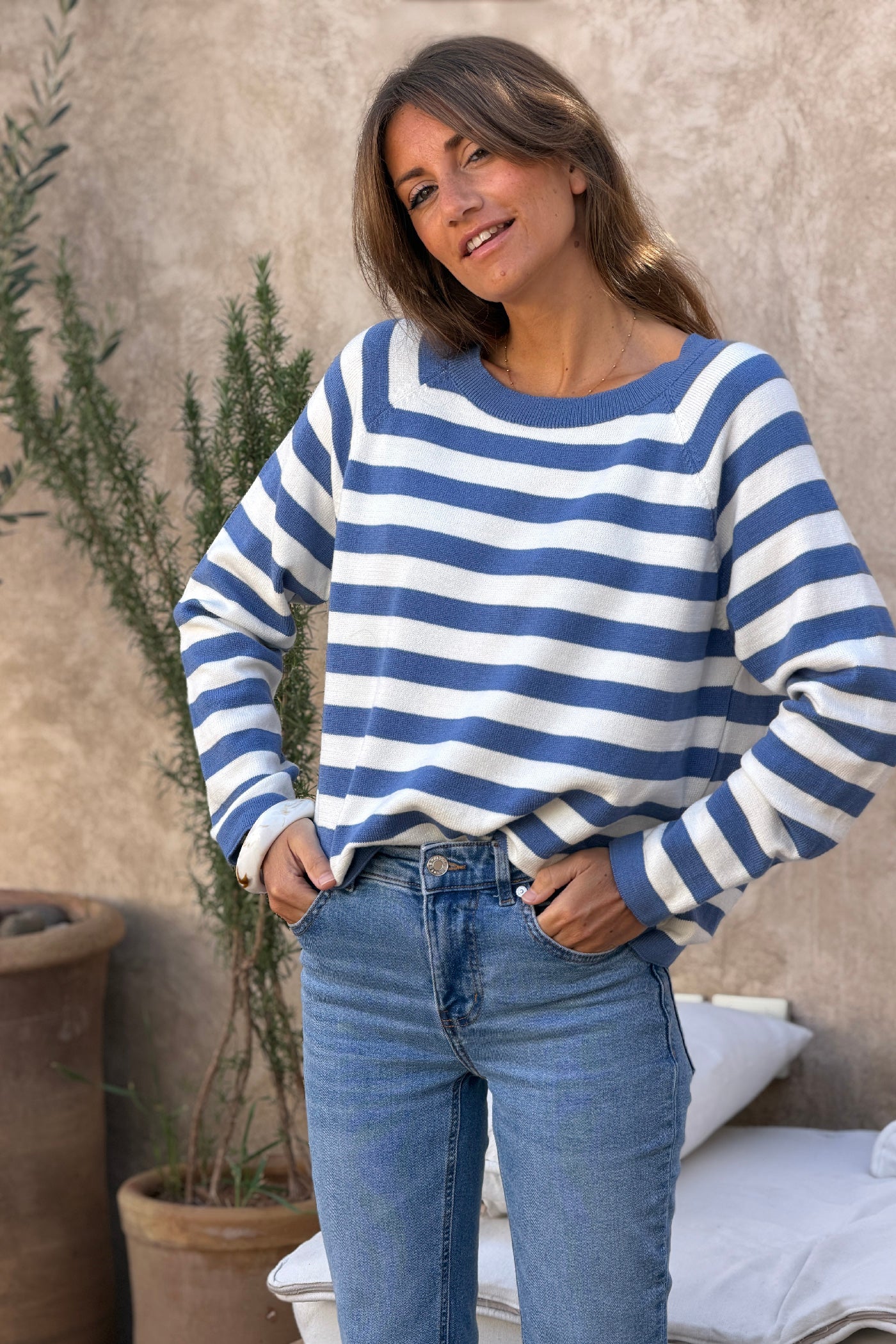 Pull doux en petite maille à rayures bleu jean col rond