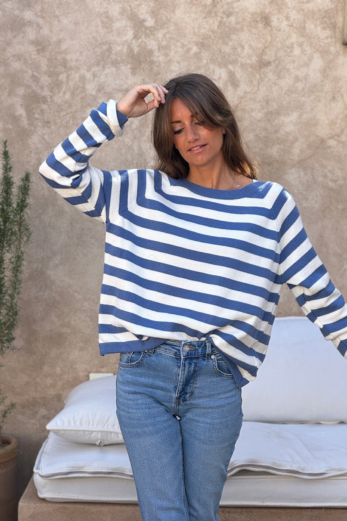 Pull doux en petite maille à rayures bleu jean col rond