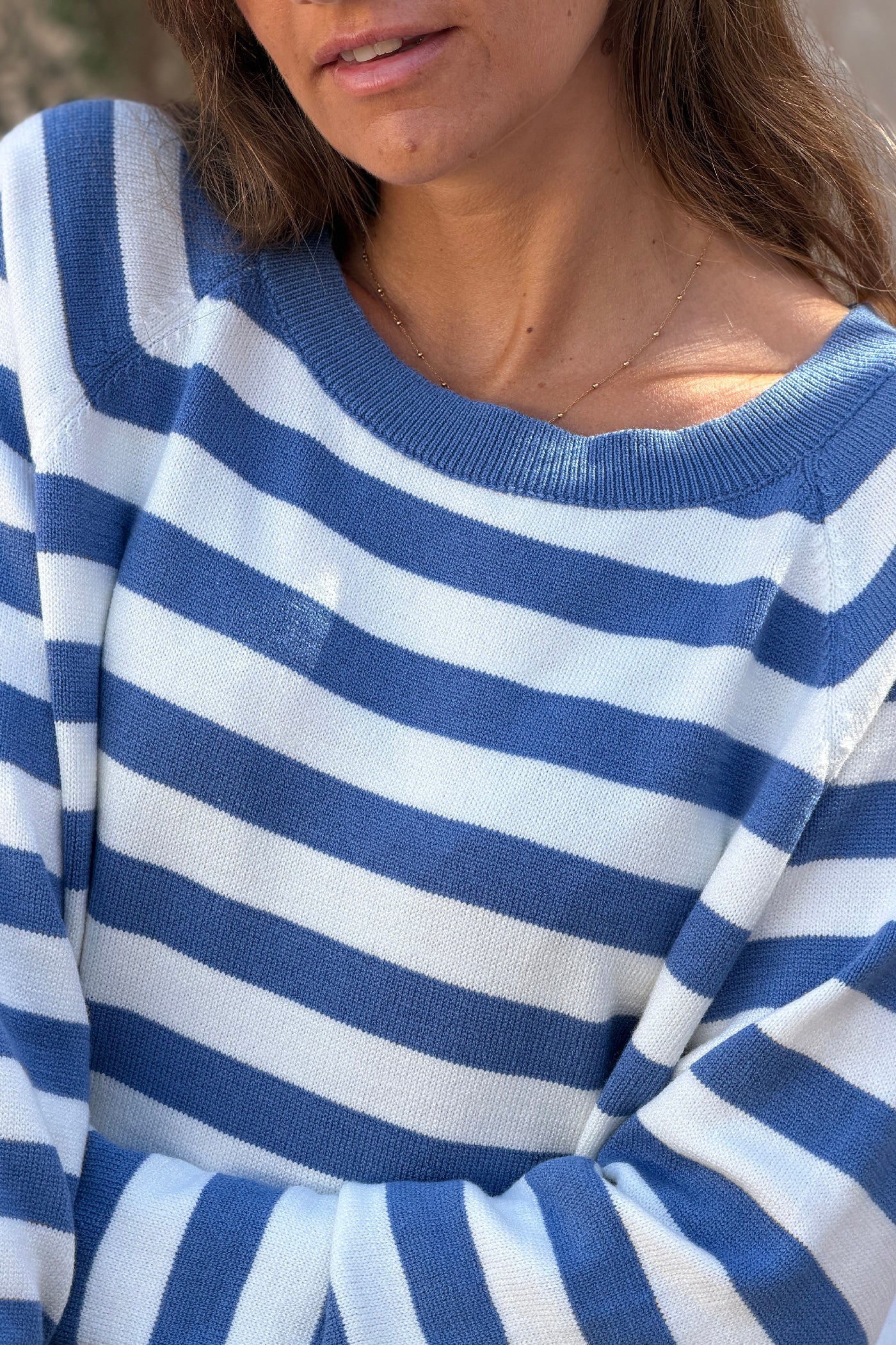 Pull doux en petite maille à rayures bleu jean col rond