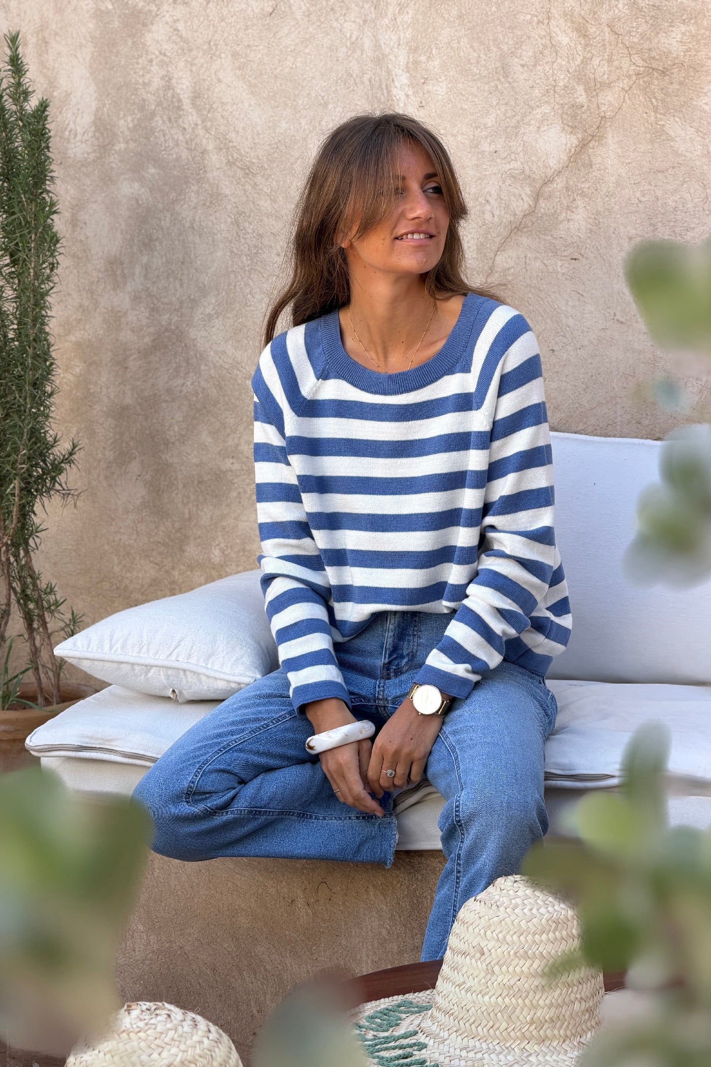 Pull doux en petite maille à rayures bleu jean col rond