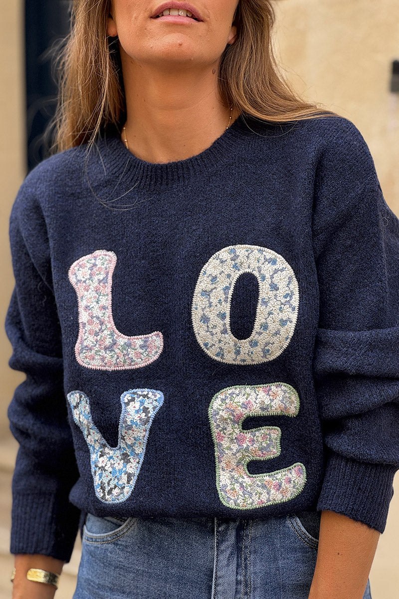 Pull doux et moelleux bleu marine broderie LOVE fleurs liberty