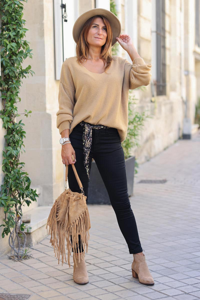 Pull doux et moelleux camel basique col v E268 (1)