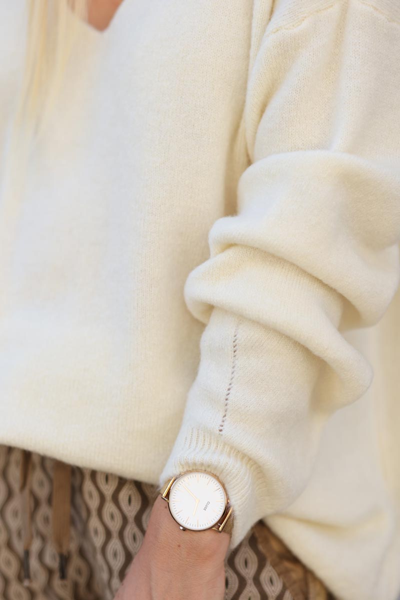 Pull doux et moelleux ecru basique col v E268 (1)