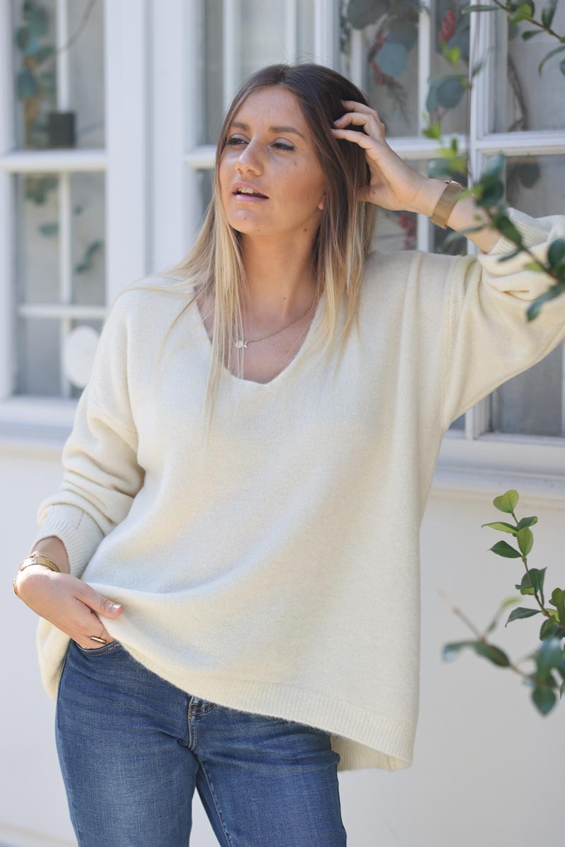 Pull doux et moelleux ecru basique col v E268 (1)