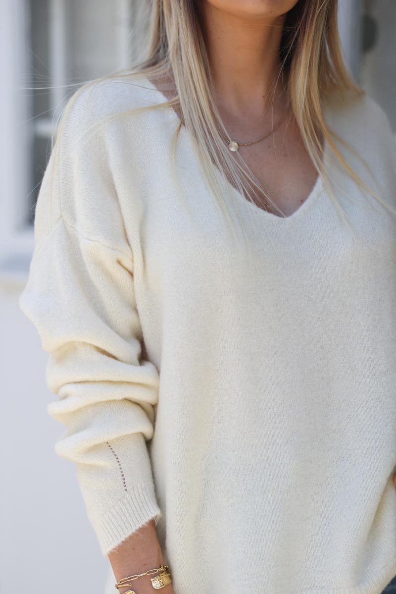 Pull doux et moelleux ecru basique col v E268 (1)