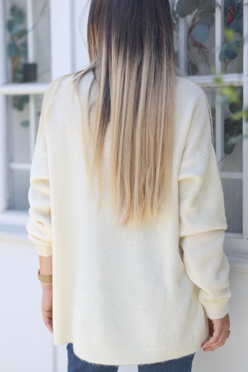 Pull doux et moelleux ecru basique col v E268 (1)