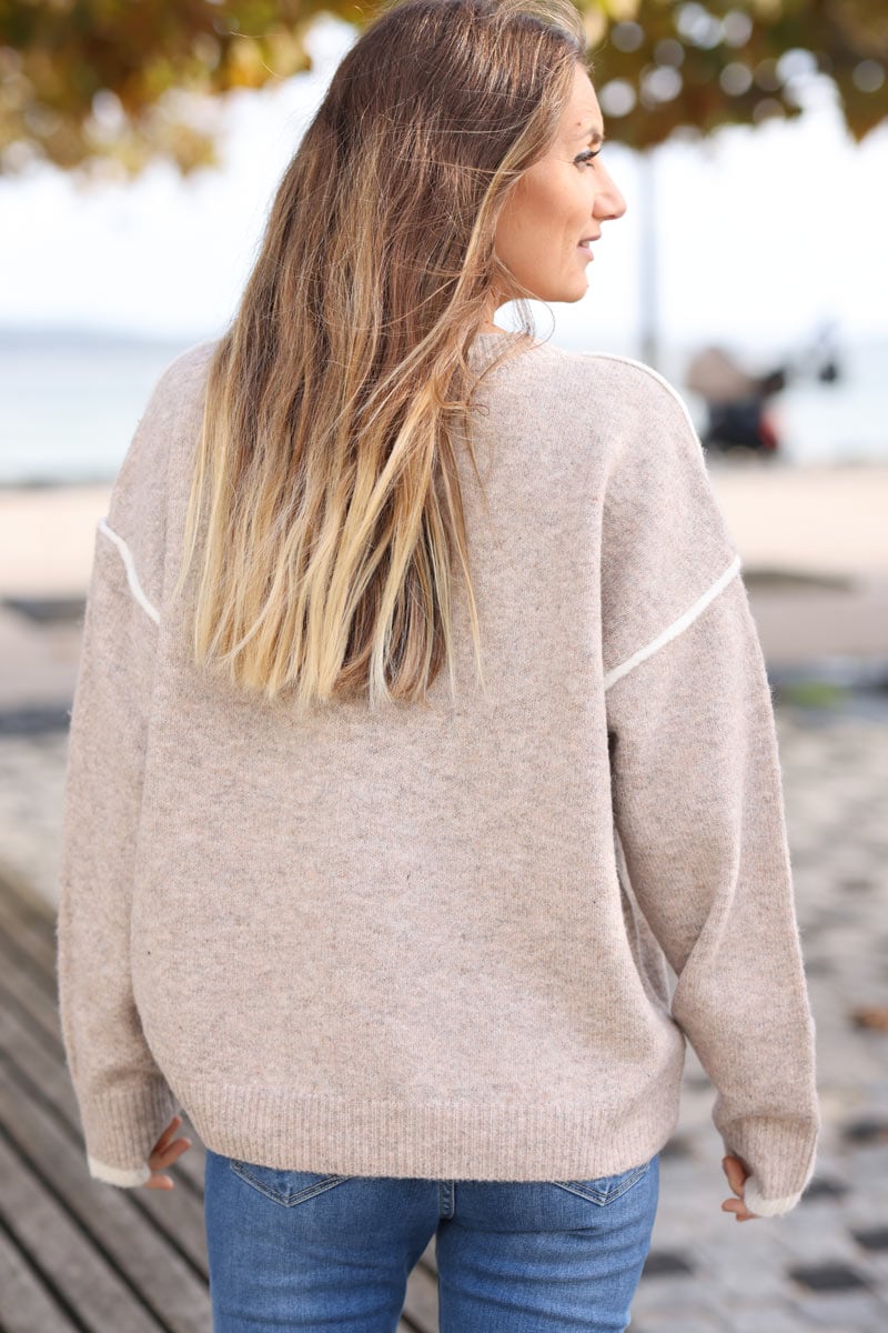 Pull doux et moelleux taupe col rond coutures apparentes écrues