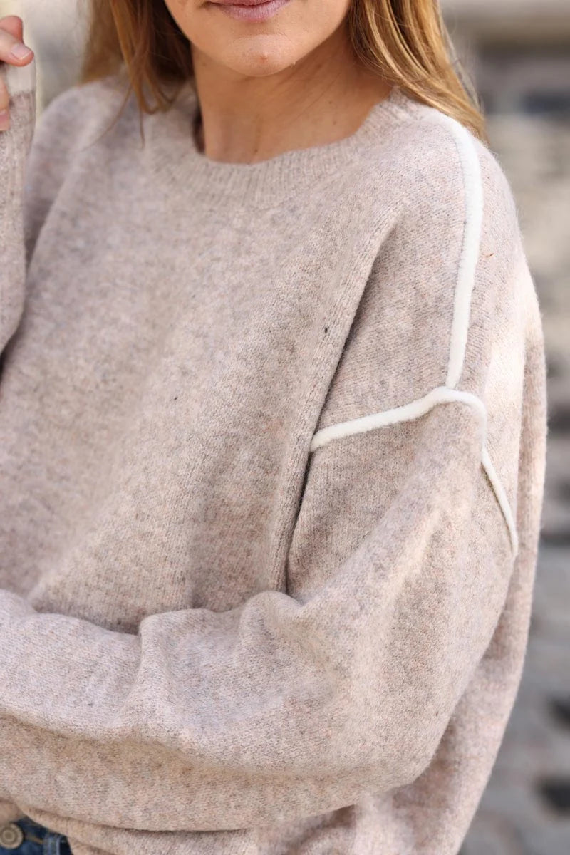 Pull doux et moelleux taupe col rond coutures apparentes écrues