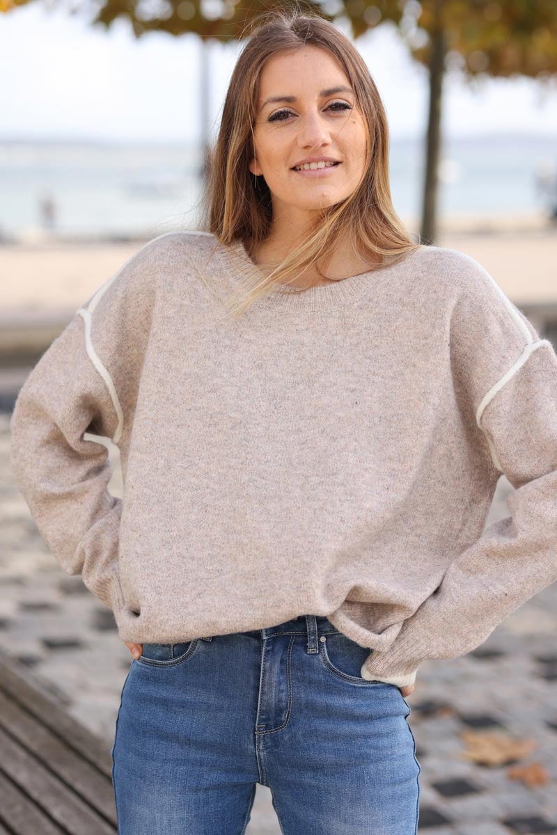 Pull doux et moelleux taupe col rond coutures apparentes écrues