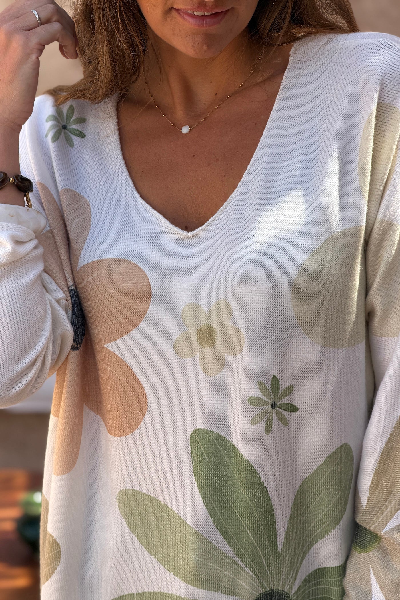 Pull doux petite maille écru motifs fleurs colorées marron et kaki