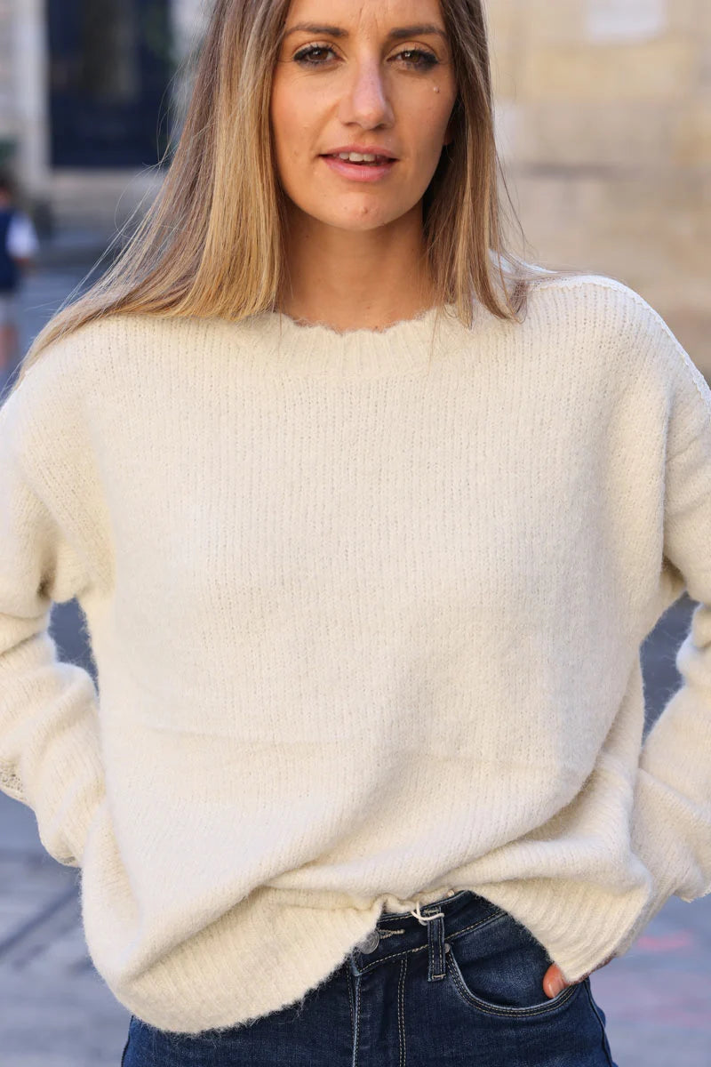 Pull écru en maille moelleuse broderie ajourée sur le bras