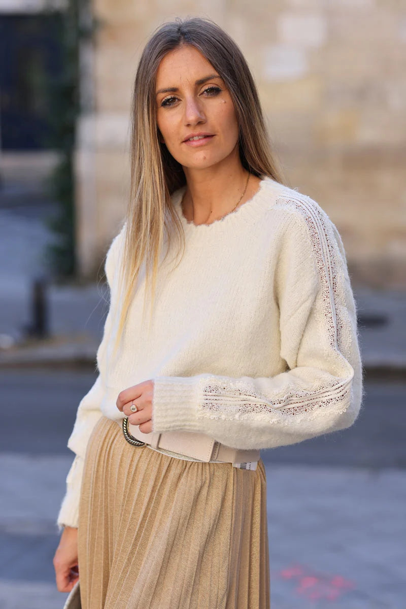Pull écru en maille moelleuse broderie ajourée sur le bras