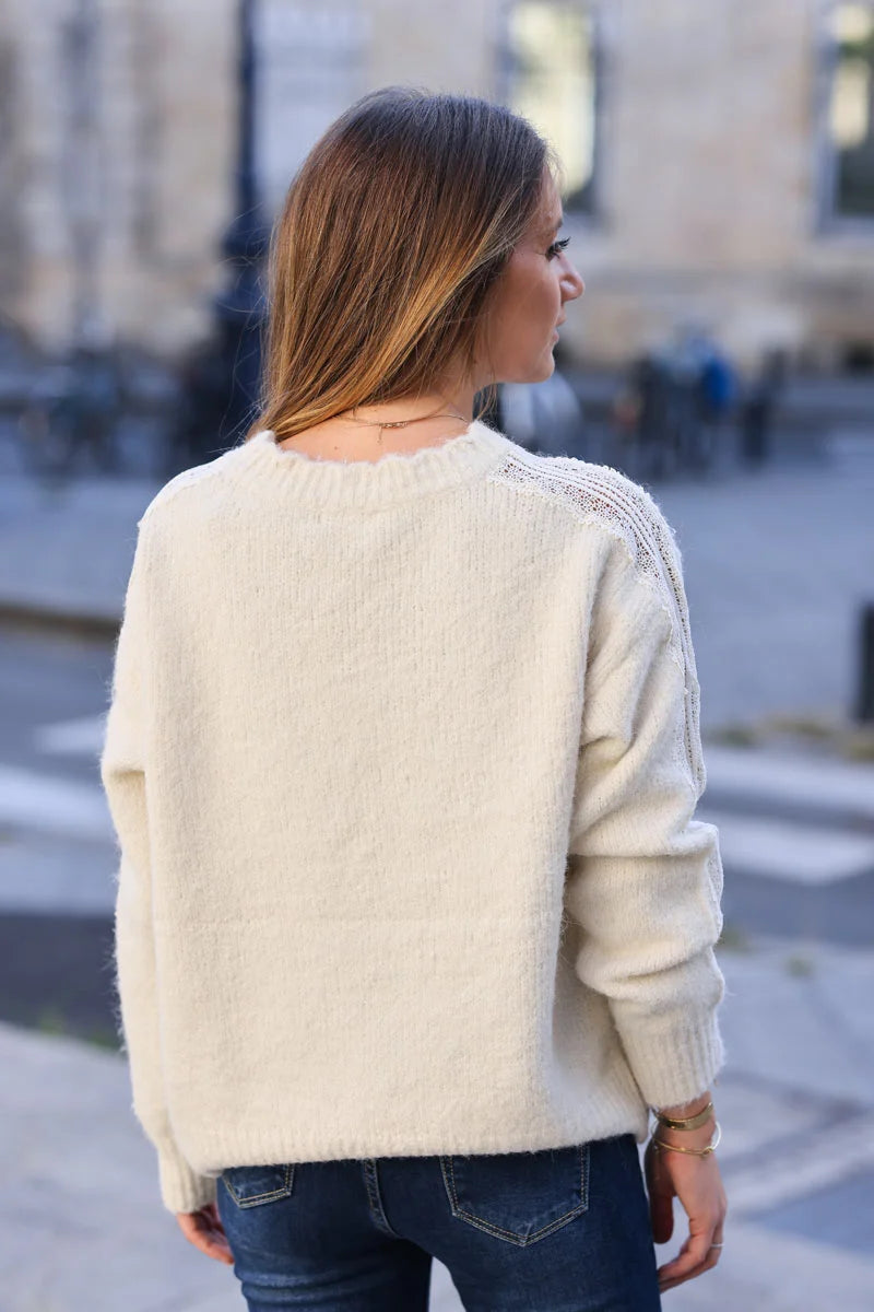Pull écru en maille moelleuse broderie ajourée sur le bras
