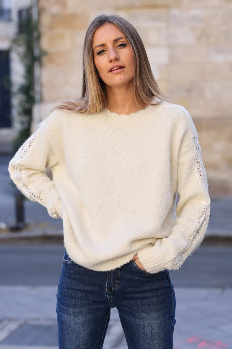 Pull écru en maille moelleuse broderie ajourée sur le bras