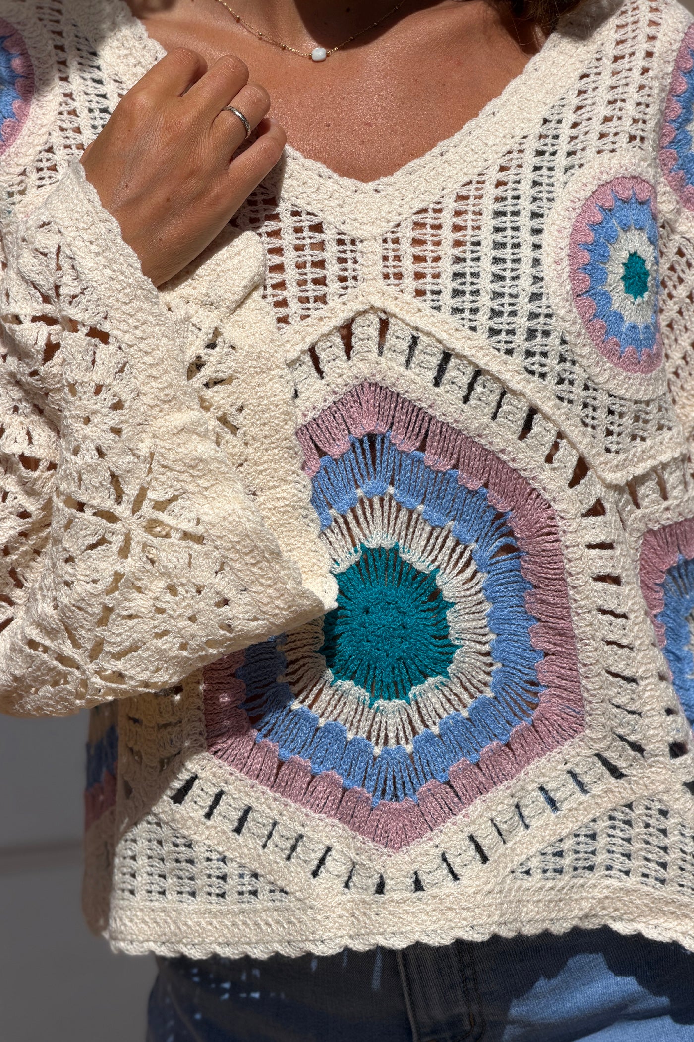 Pull en crochet broderie rosace bleu rose et vert