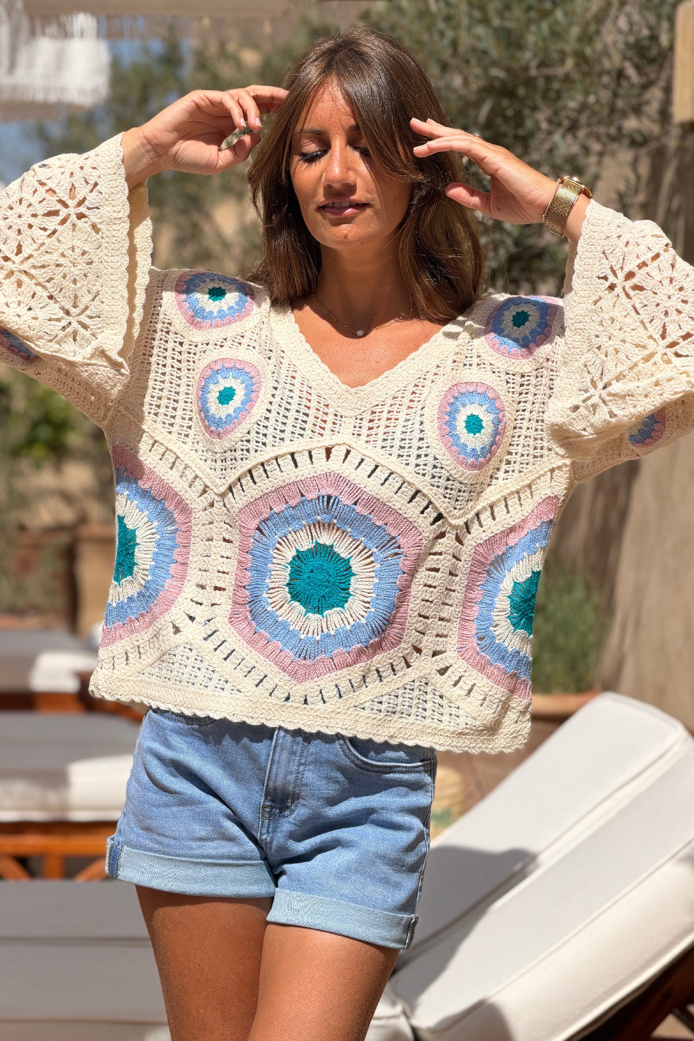 Pull en crochet broderie rosace bleu rose et vert