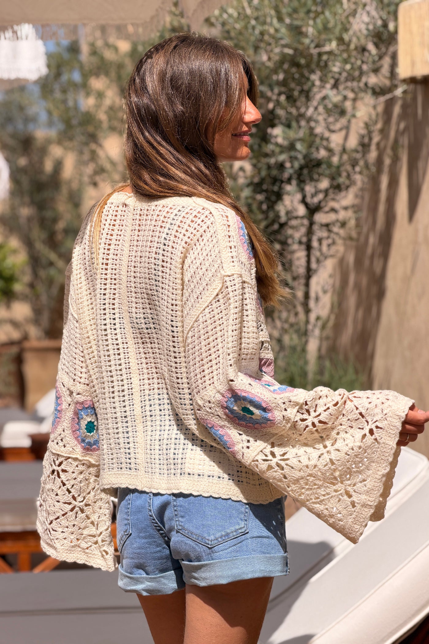 Pull en crochet broderie rosace bleu rose et vert