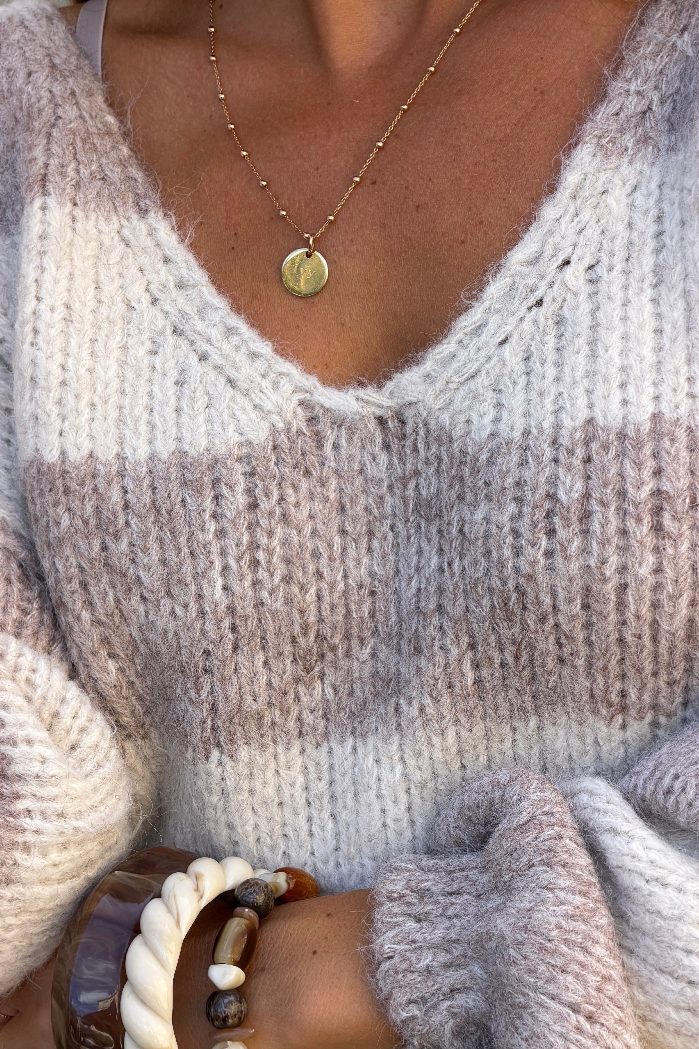 Pull en grosse maille coupe loose rayures écru et taupe col v
