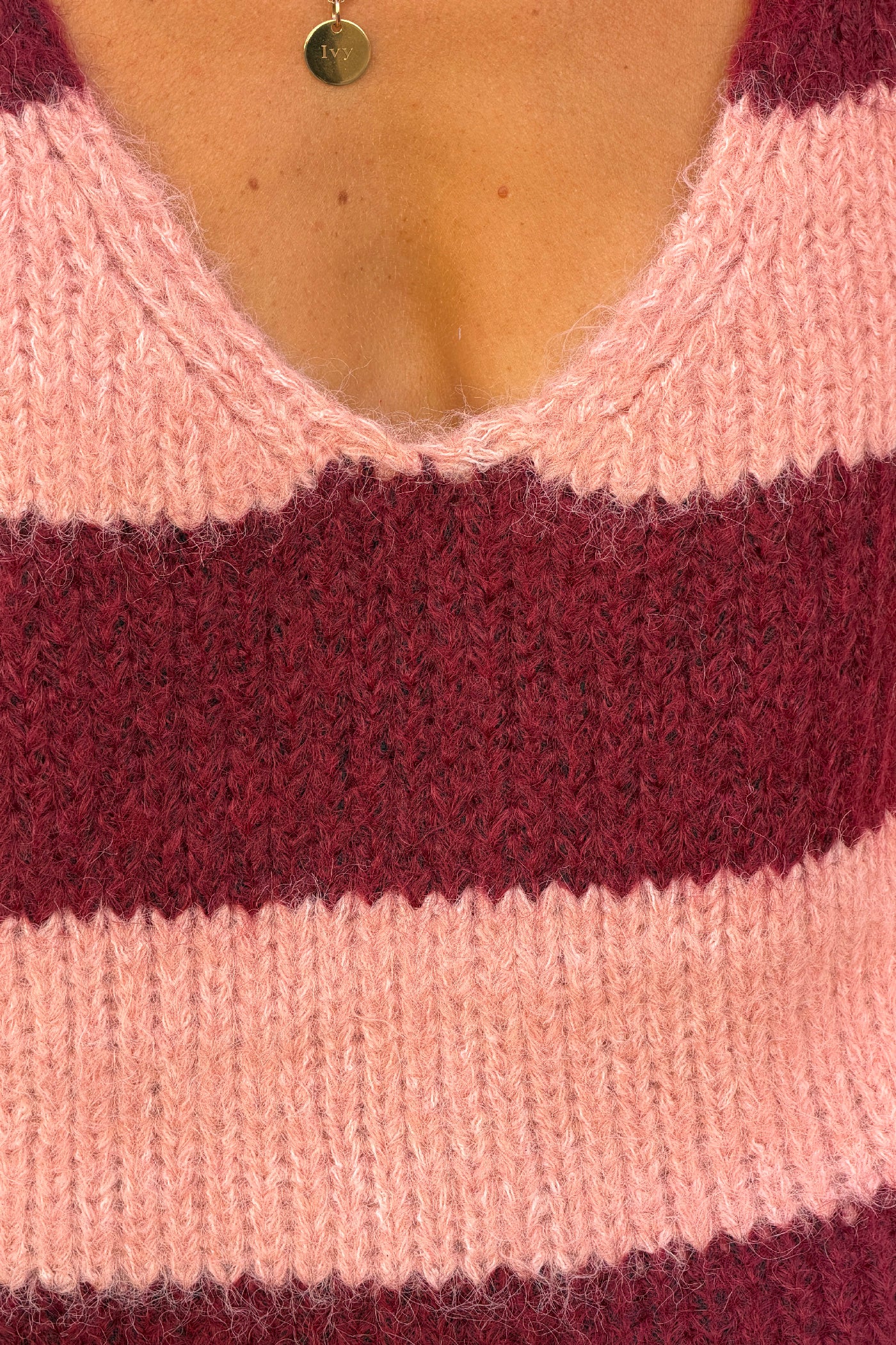 Pull en grosse maille coupe loose rayures rose et aubergine col v