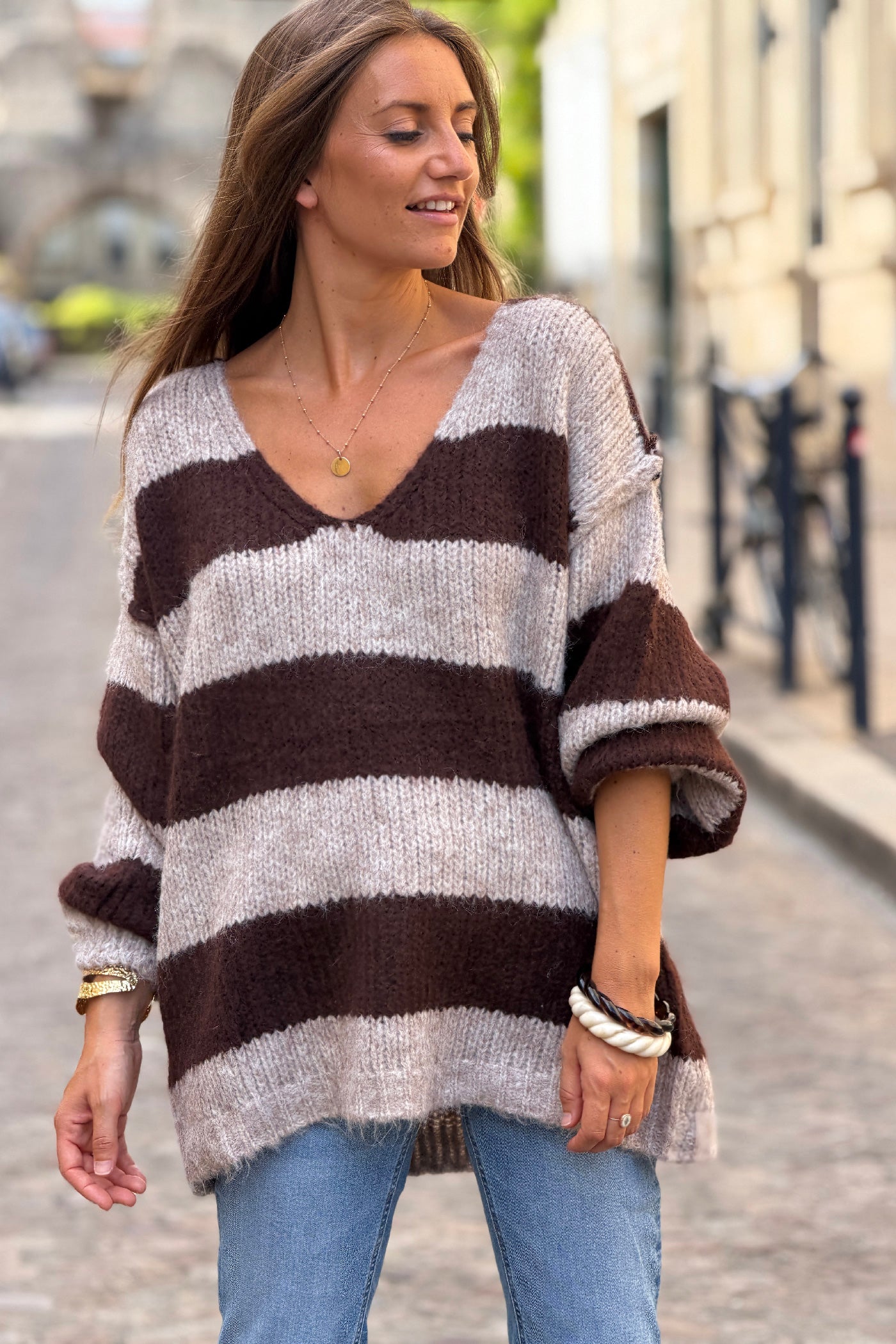 Pull en grosse maille coupe loose rayures taupe et marron col v