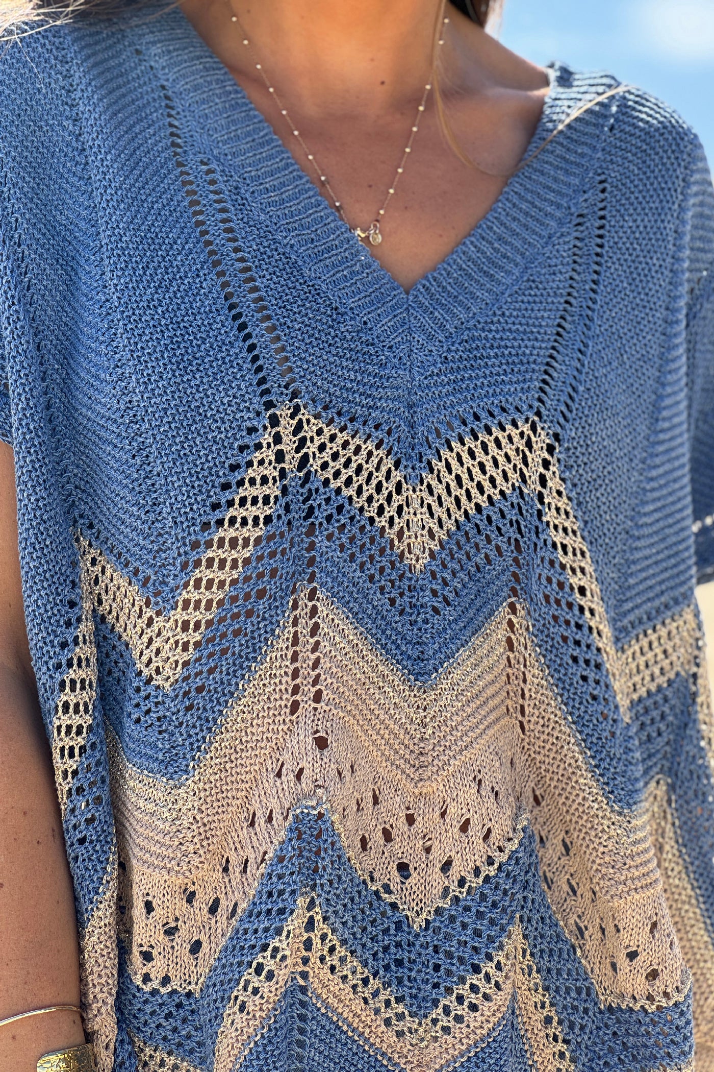 Pull en maille ajourée bleue motifs chevrons brillants dorés et camel