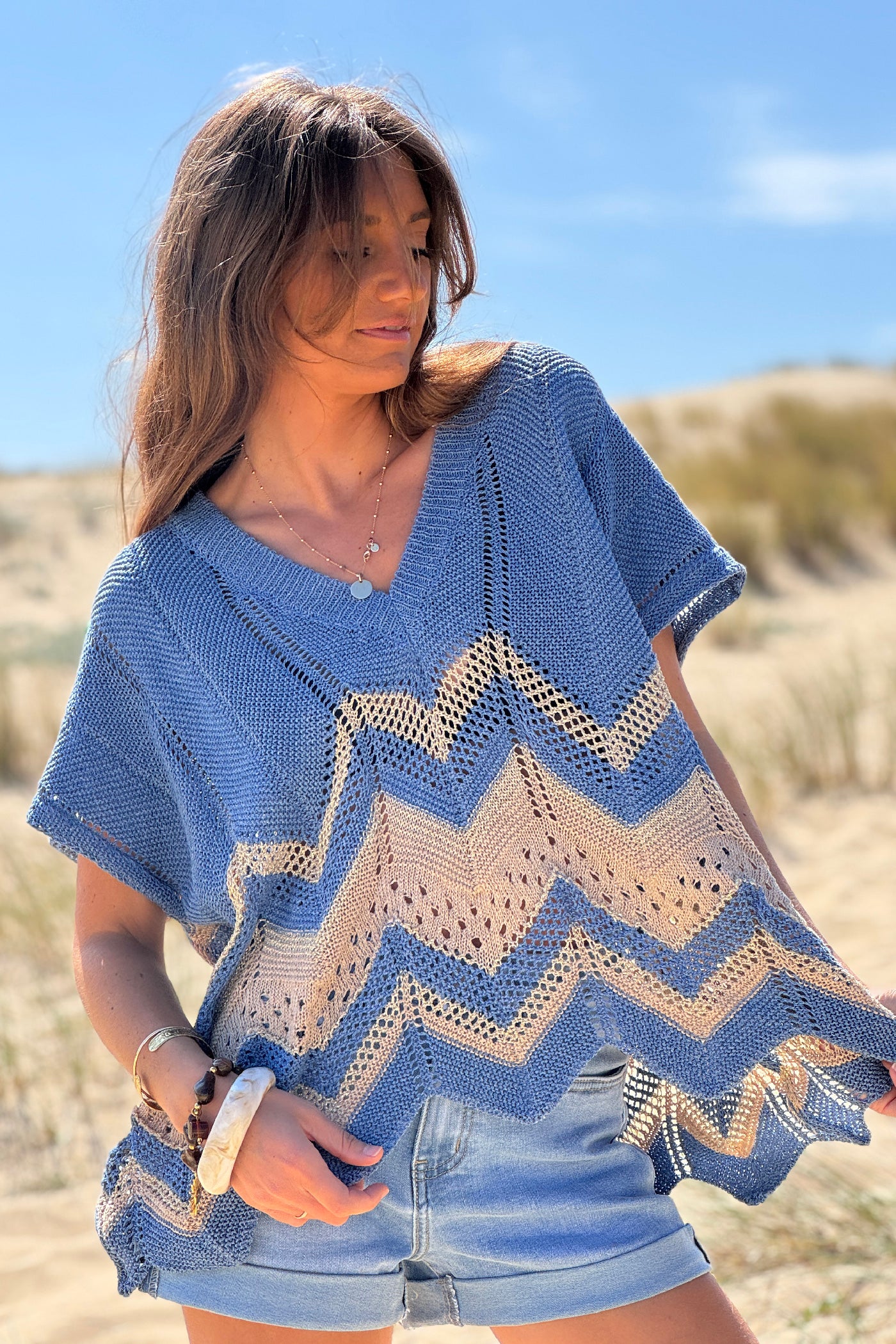 Pull en maille ajourée bleue motifs chevrons brillants dorés et camel