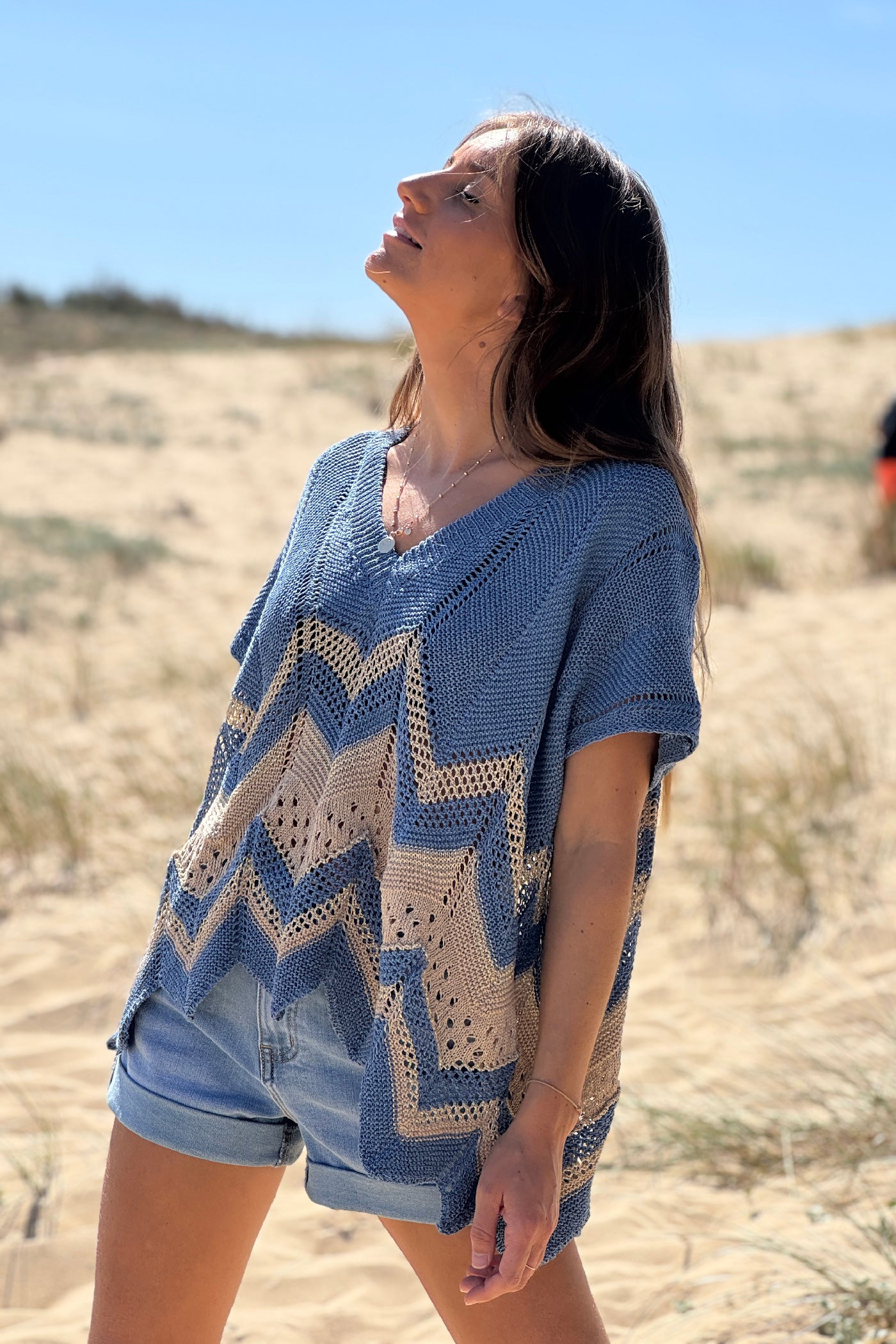 Pull en maille ajourée bleue motifs chevrons brillants dorés et camel