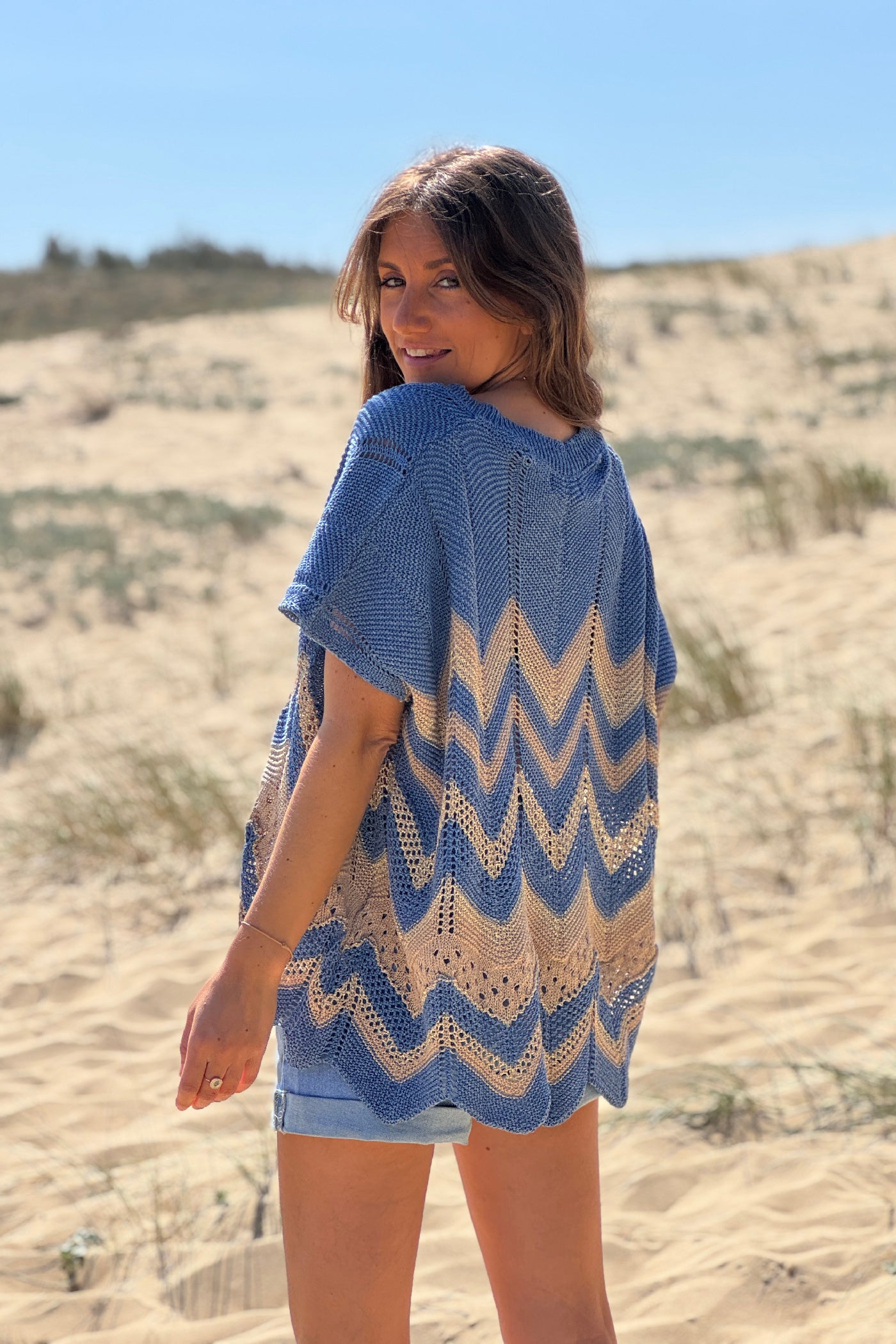 Pull en maille ajourée bleue motifs chevrons brillants dorés et camel