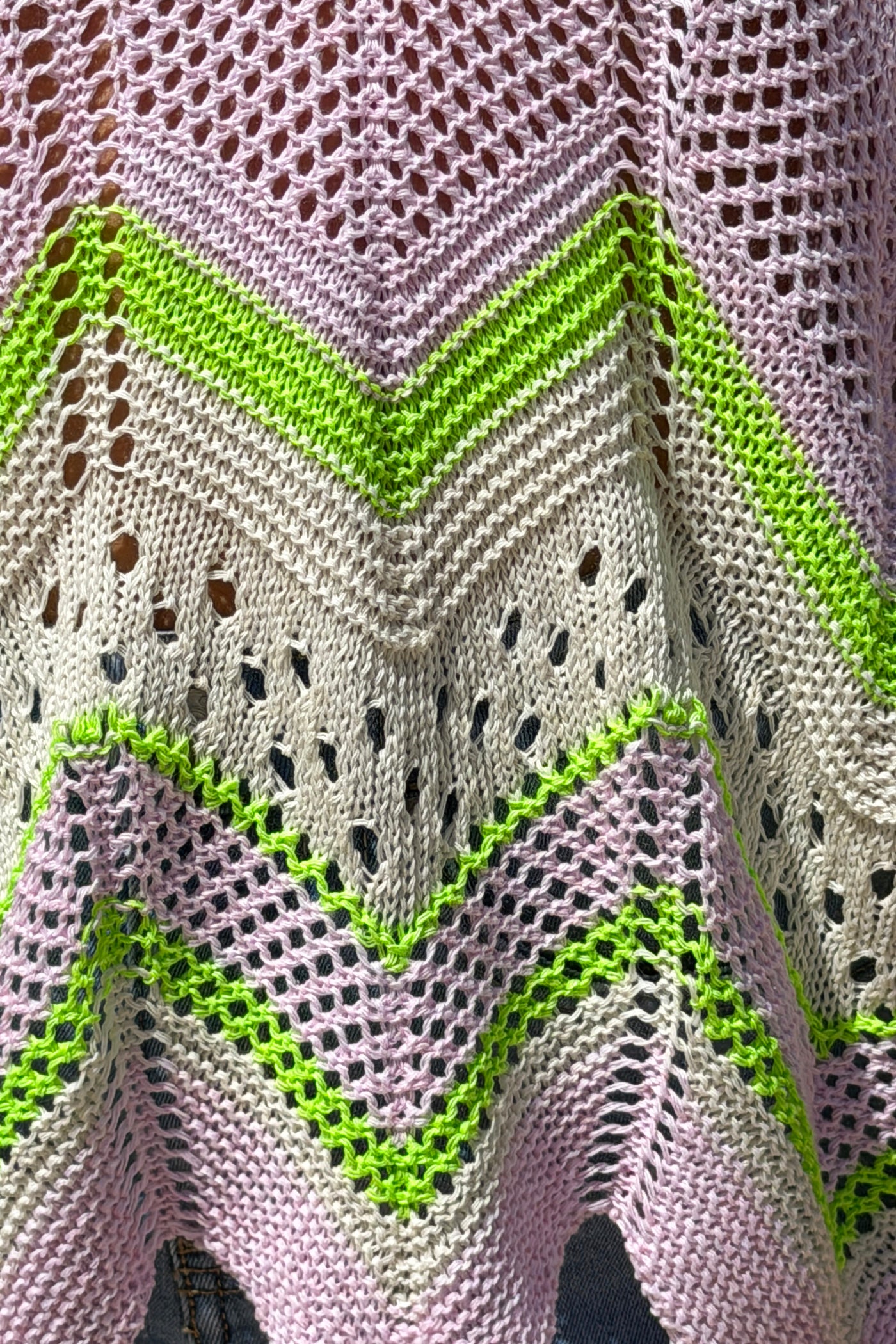 Pull en maille ajourée rose pale motifs chevrons vert et beige