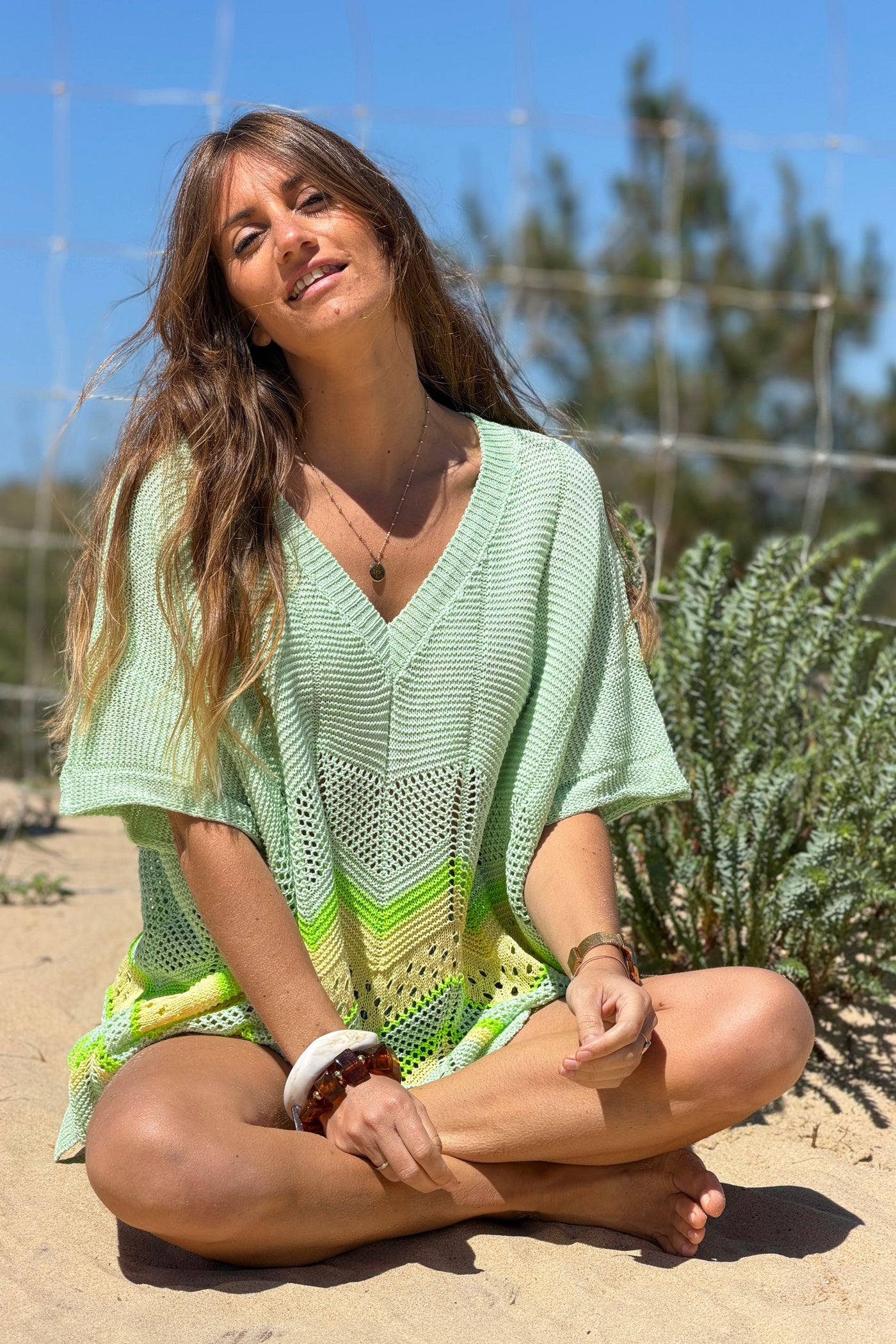 Pull en maille ajourée vert pastel motifs chevrons jaunes