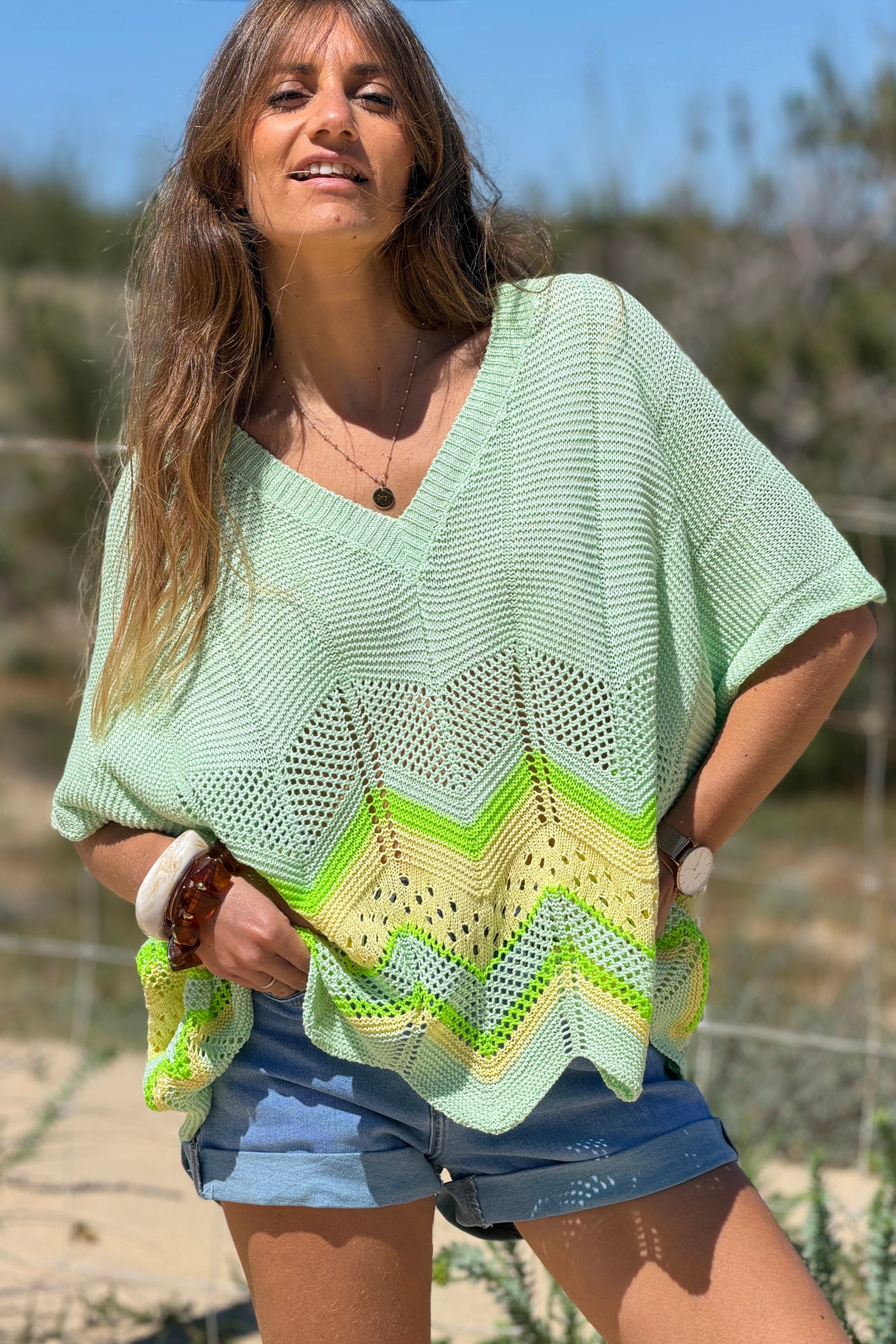 Pull en maille ajourée vert pastel motifs chevrons jaunes