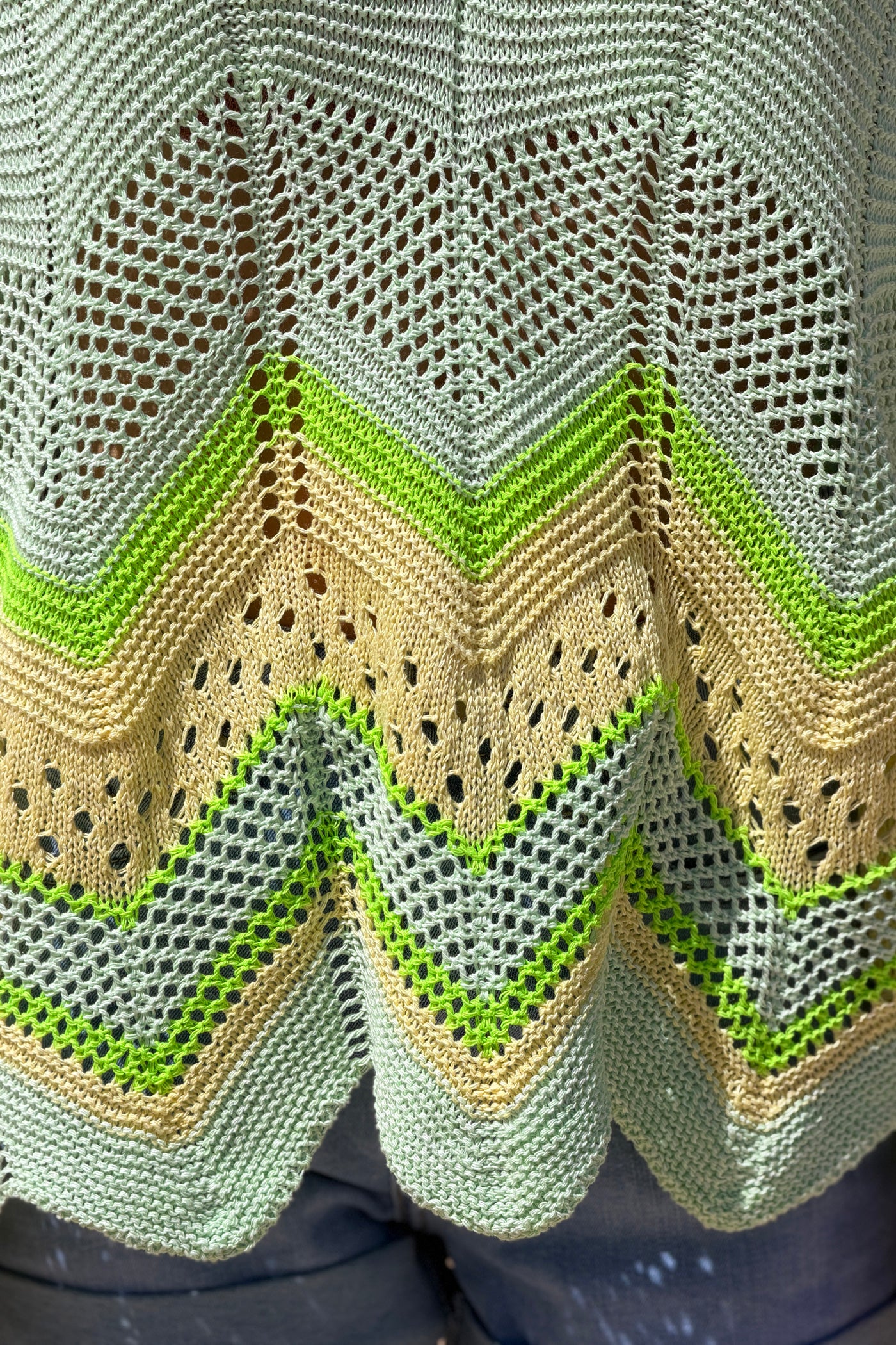 Pull en maille ajourée vert pastel motifs chevrons jaunes