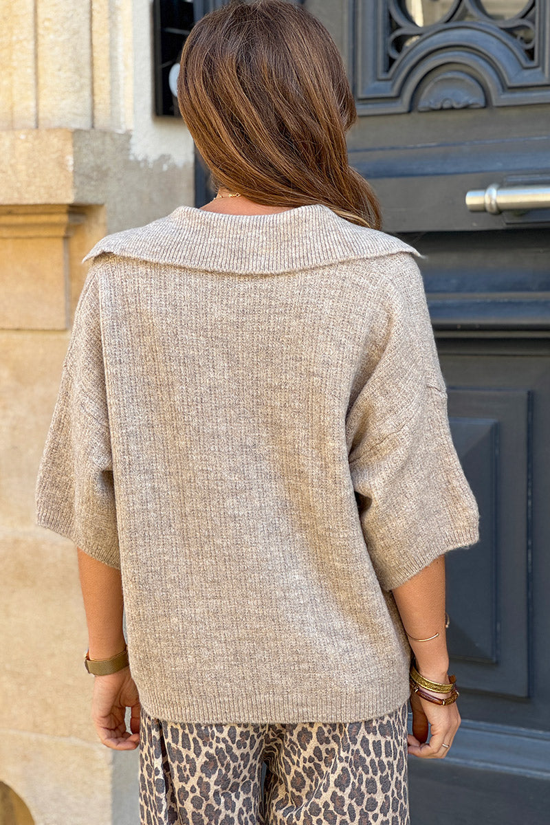 Pull en maille beige chinée manches 3/4 col chemise avec broche soleil doré