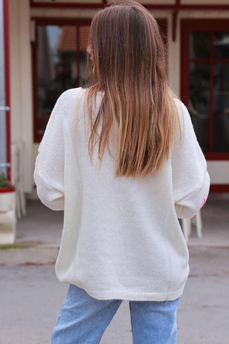 Pull en maille blanc cassé étoiles rose fuchsia col v