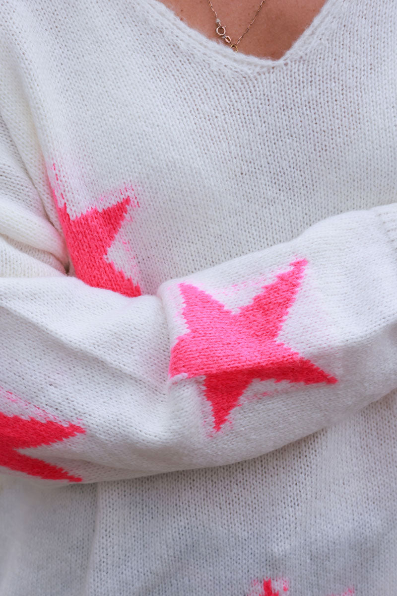 Pull en maille blanc cassé étoiles rose fuchsia col v