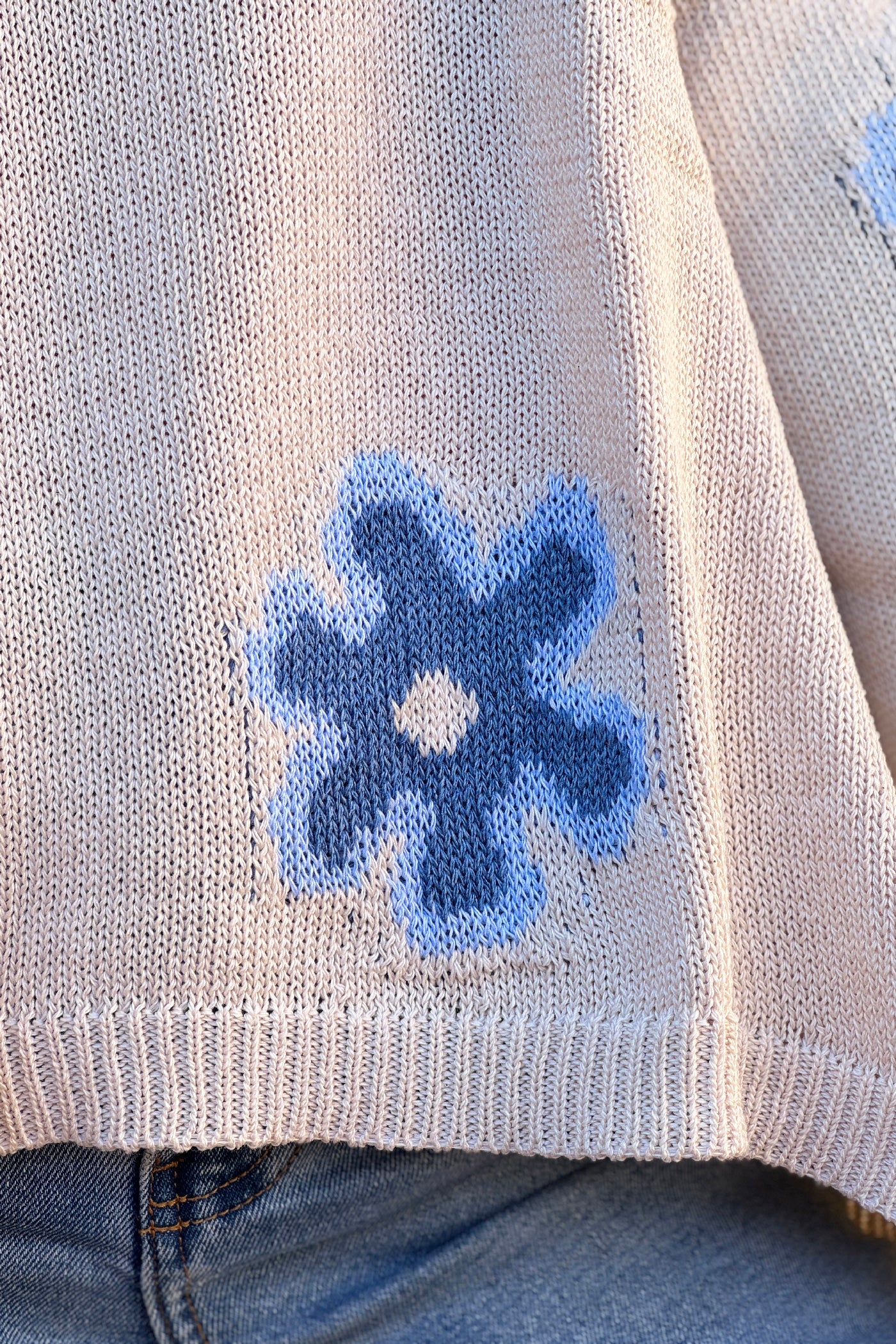 Pull en maille coton beige motif fleurs marguerites dégradées bleu