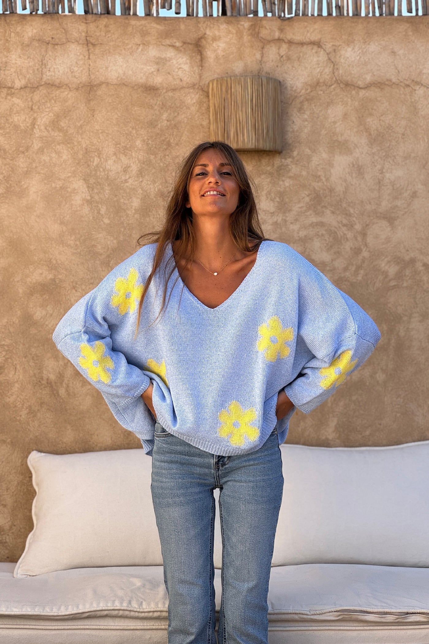 Pull en maille coton bleu ciel motif fleurs marguerites degradées jaune